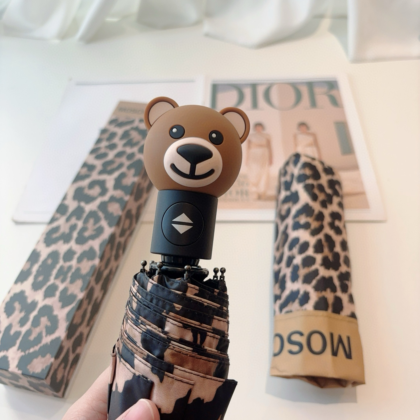 Moschino（莫斯奇诺）熊头柄 三折自动伞设计师Franco Moschino以自己的名字命名的一个