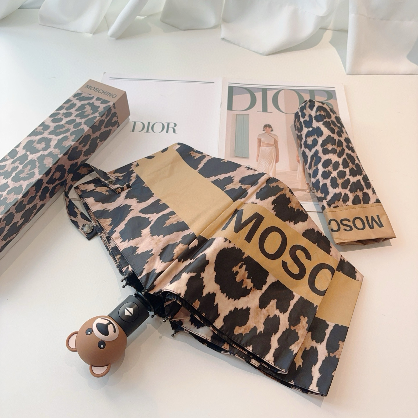 Moschino（莫斯奇诺）熊头柄 三折自动伞设计师Franco Moschino以自己的名字命名的一个