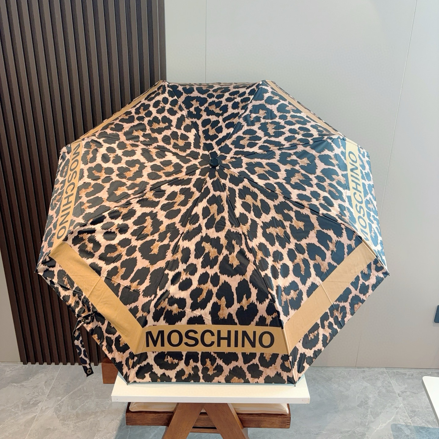 Moschino（莫斯奇诺）熊头柄 三折自动伞设计师Franco Moschino以自己的名字命名的一个