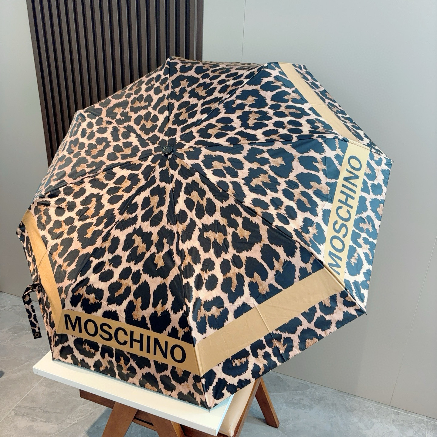 Moschino（莫斯奇诺）熊头柄 三折自动伞设计师Franco Moschino以自己的名字命名的一个