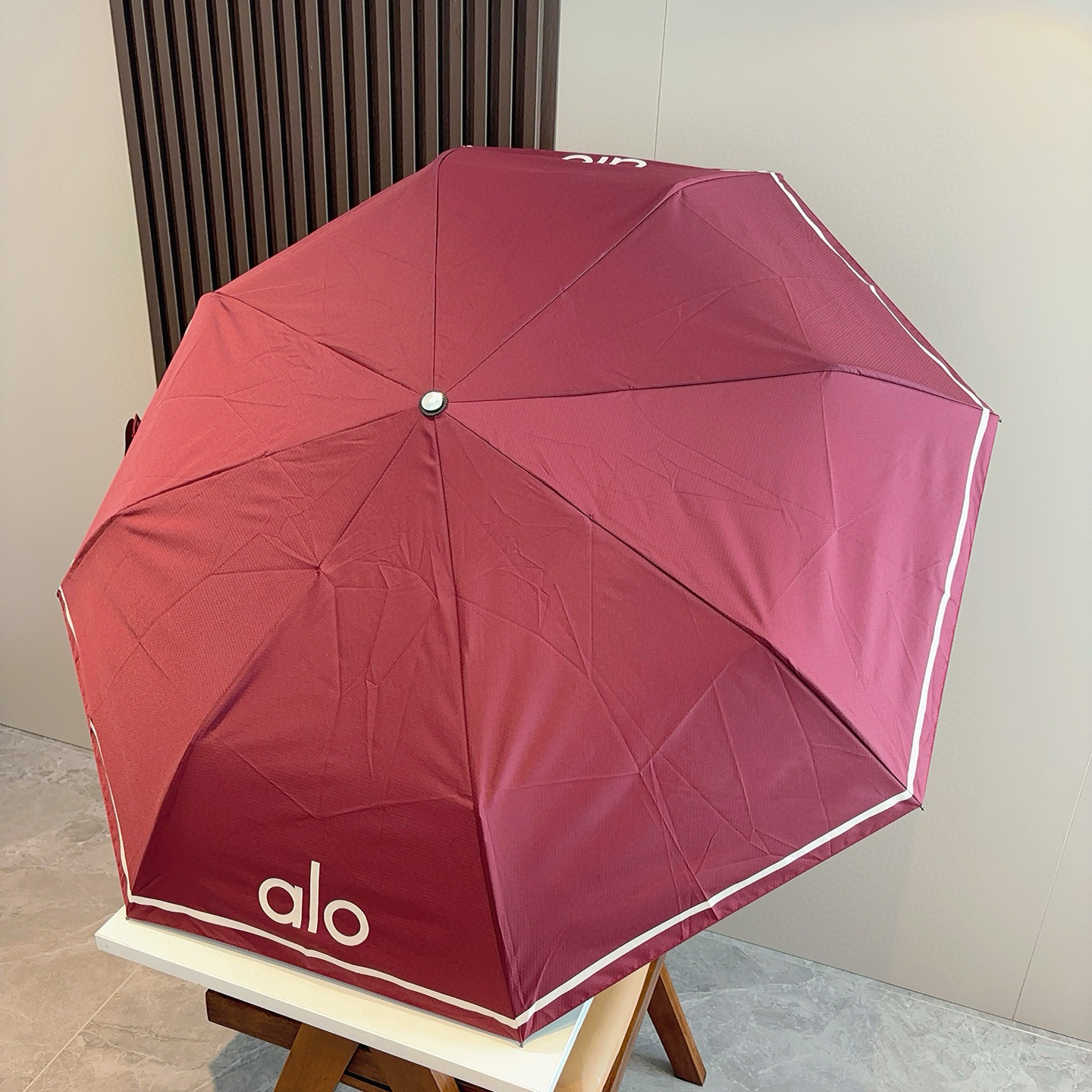  ALO  三折自动折叠晴雨伞 灵魂LOGO为一体的设计风格高雅奢华 带在身上带来独特视觉效果  为伞而