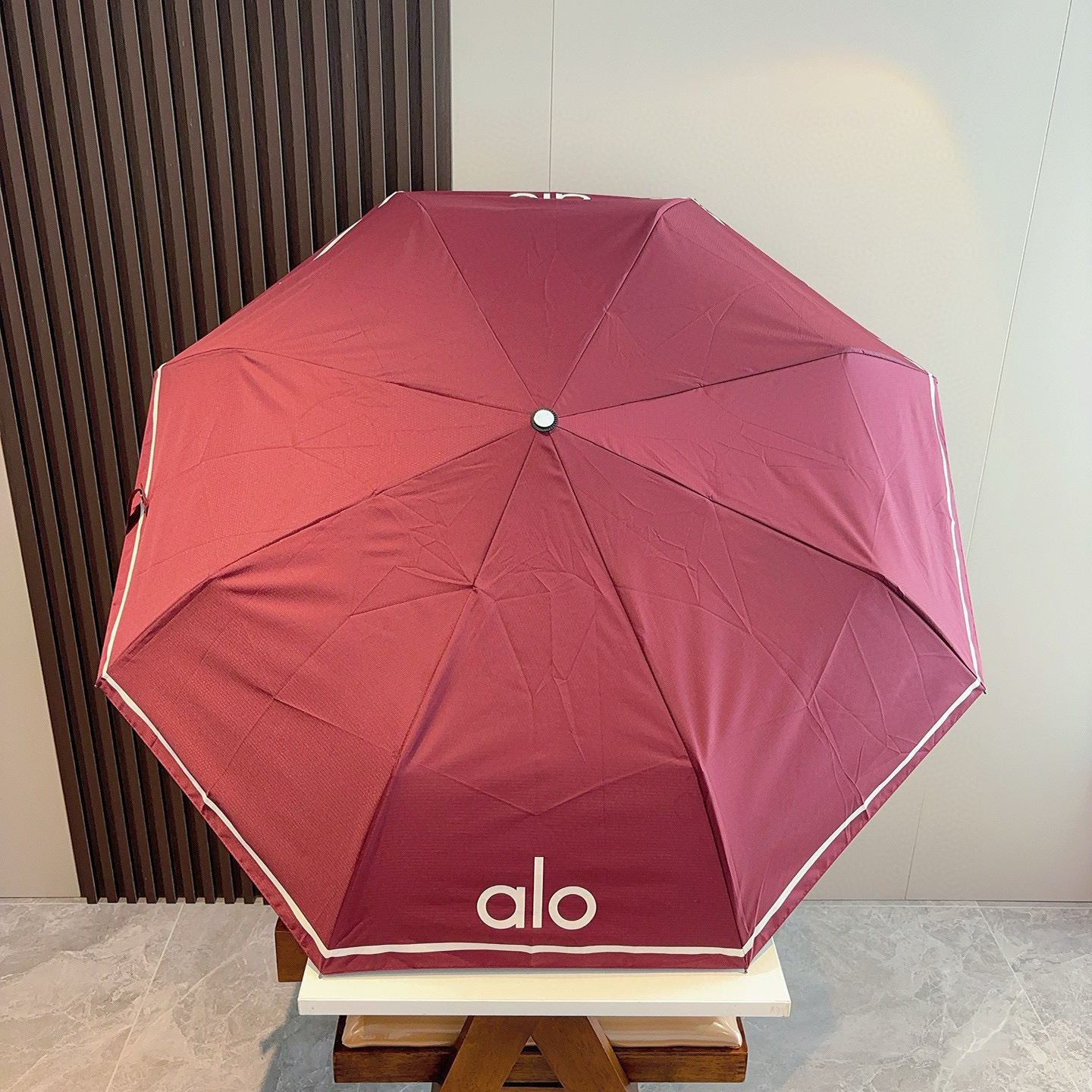  ALO  三折自动折叠晴雨伞 灵魂LOGO为一体的设计风格高雅奢华 带在身上带来独特视觉效果  为伞而