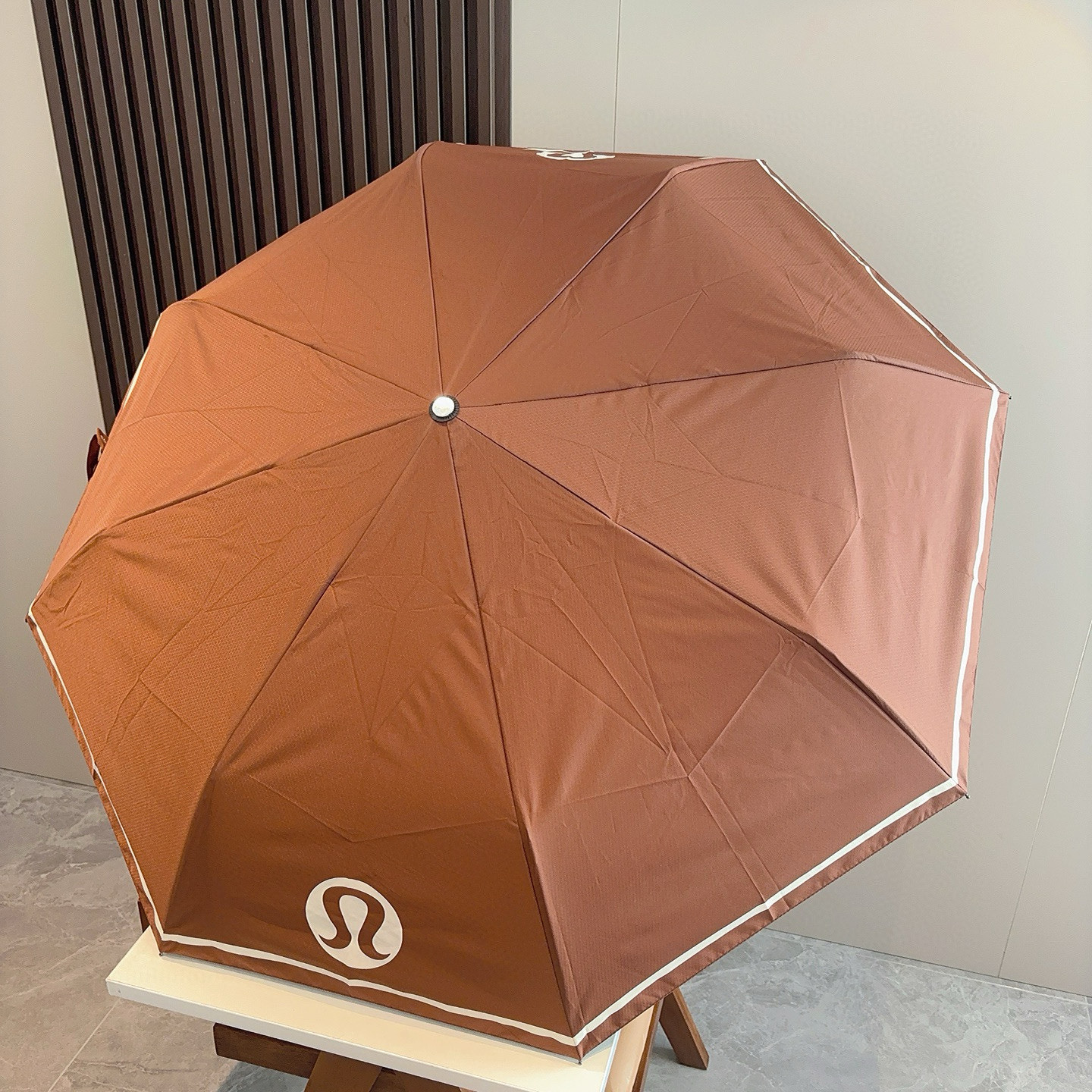  LULULEMON 三折自动折叠晴雨伞 灵魂LOGO为一体的设计风格高雅奢华 带在身上带来独特视觉效果