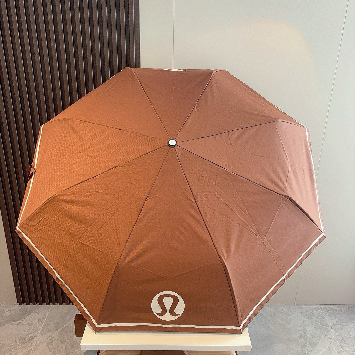  LULULEMON 三折自动折叠晴雨伞 灵魂LOGO为一体的设计风格高雅奢华 带在身上带来独特视觉效果