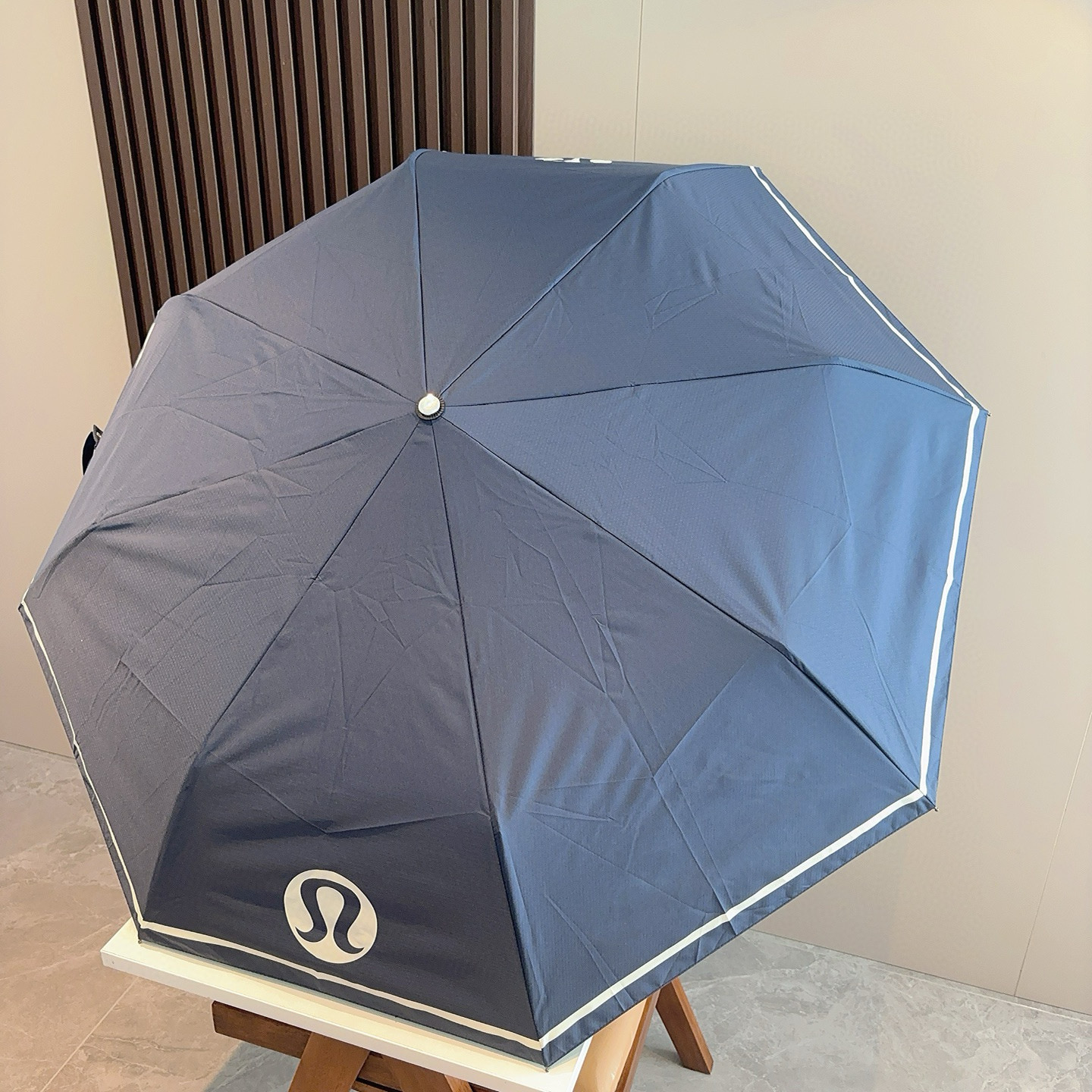  LULULEMON 三折自动折叠晴雨伞 灵魂LOGO为一体的设计风格高雅奢华 带在身上带来独特视觉效果