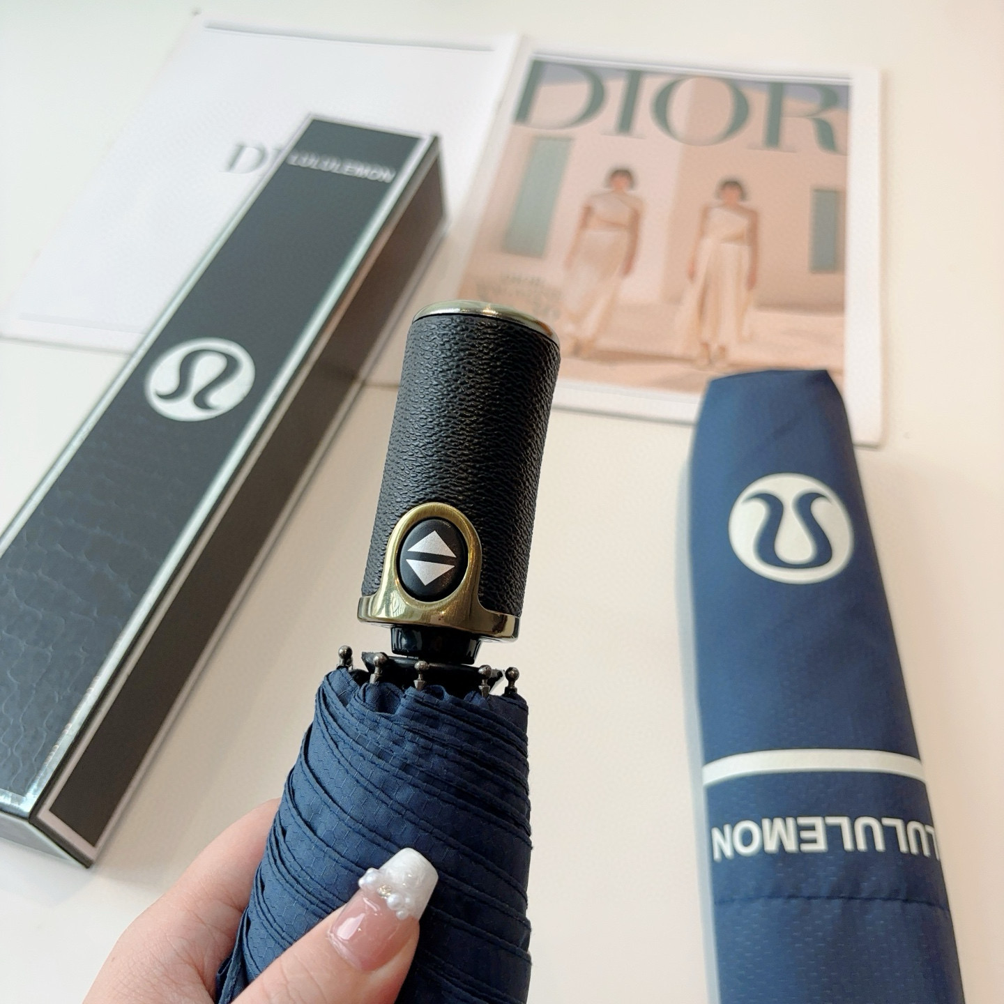  LULULEMON 三折自动折叠晴雨伞 灵魂LOGO为一体的设计风格高雅奢华 带在身上带来独特视觉效果