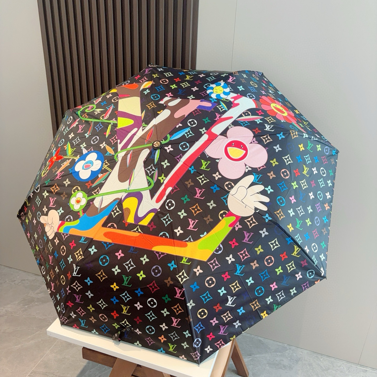  LOUIS VUITTON （路易威登）新款 三折自动折叠晴雨伞 新涂层技术深色伞面 拥有令人惊喜的遮