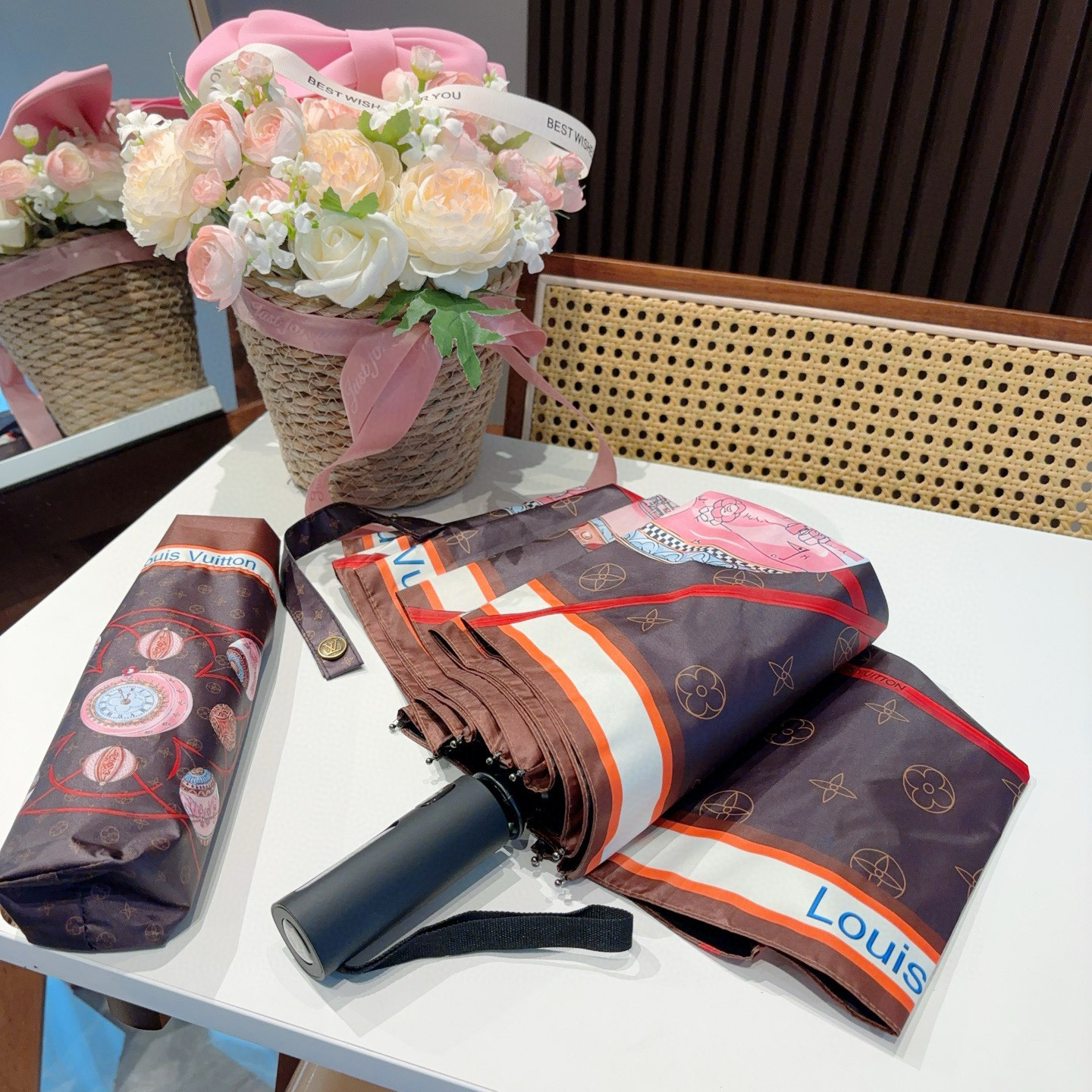  LOUIS VUITTON （路易威登）新款 三折自动折叠晴雨伞 新涂层技术深色伞面 拥有令人惊喜的遮