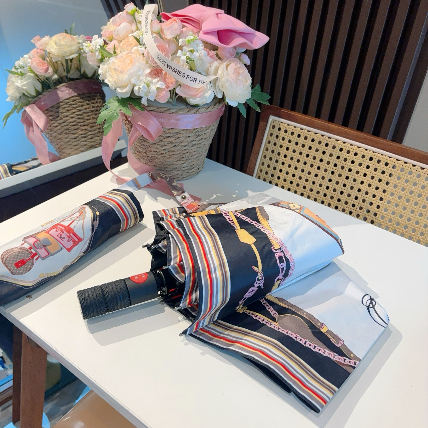 LOUIS VUITTON （路易威登）新款 三折自动折叠晴雨伞 新涂层技术深色伞面 拥有令人惊喜的遮