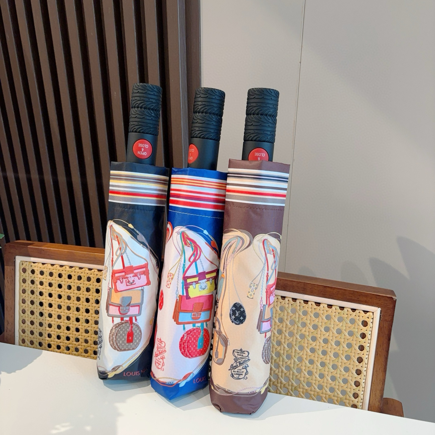  LOUIS VUITTON （路易威登）新款 三折自动折叠晴雨伞 新涂层技术深色伞面 拥有令人惊喜的遮