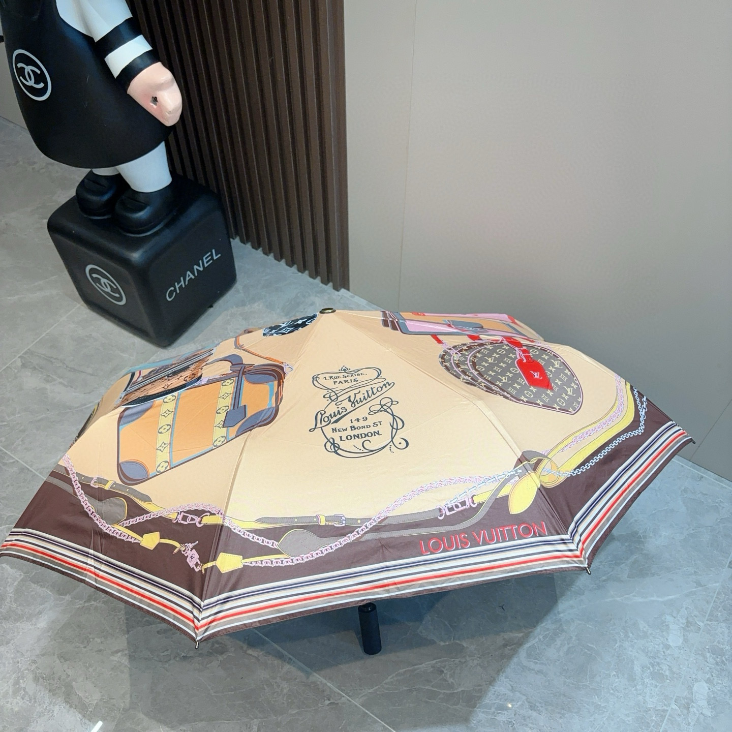  LOUIS VUITTON （路易威登）新款 三折自动折叠晴雨伞 新涂层技术深色伞面 拥有令人惊喜的遮