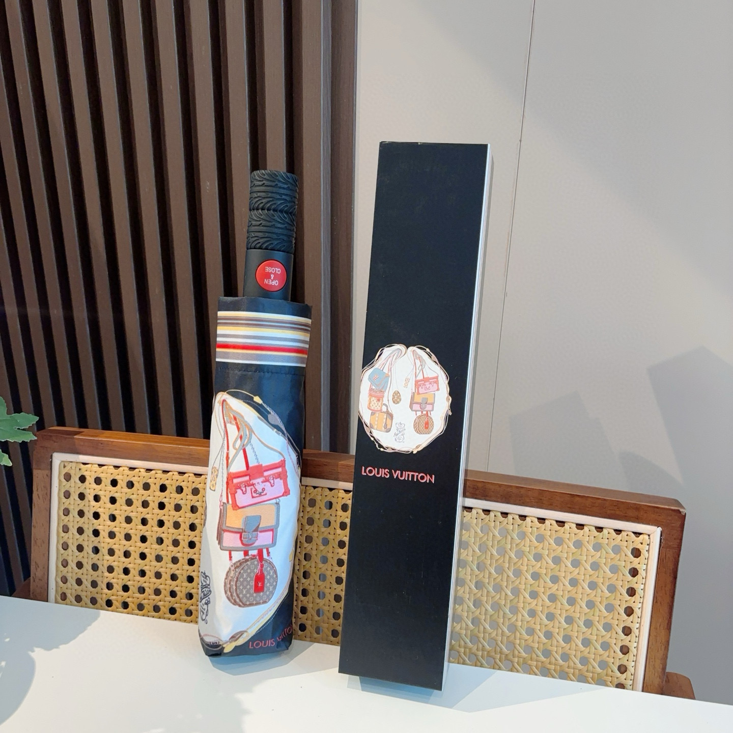  LOUIS VUITTON （路易威登）新款 三折自动折叠晴雨伞 新涂层技术深色伞面 拥有令人惊喜的遮