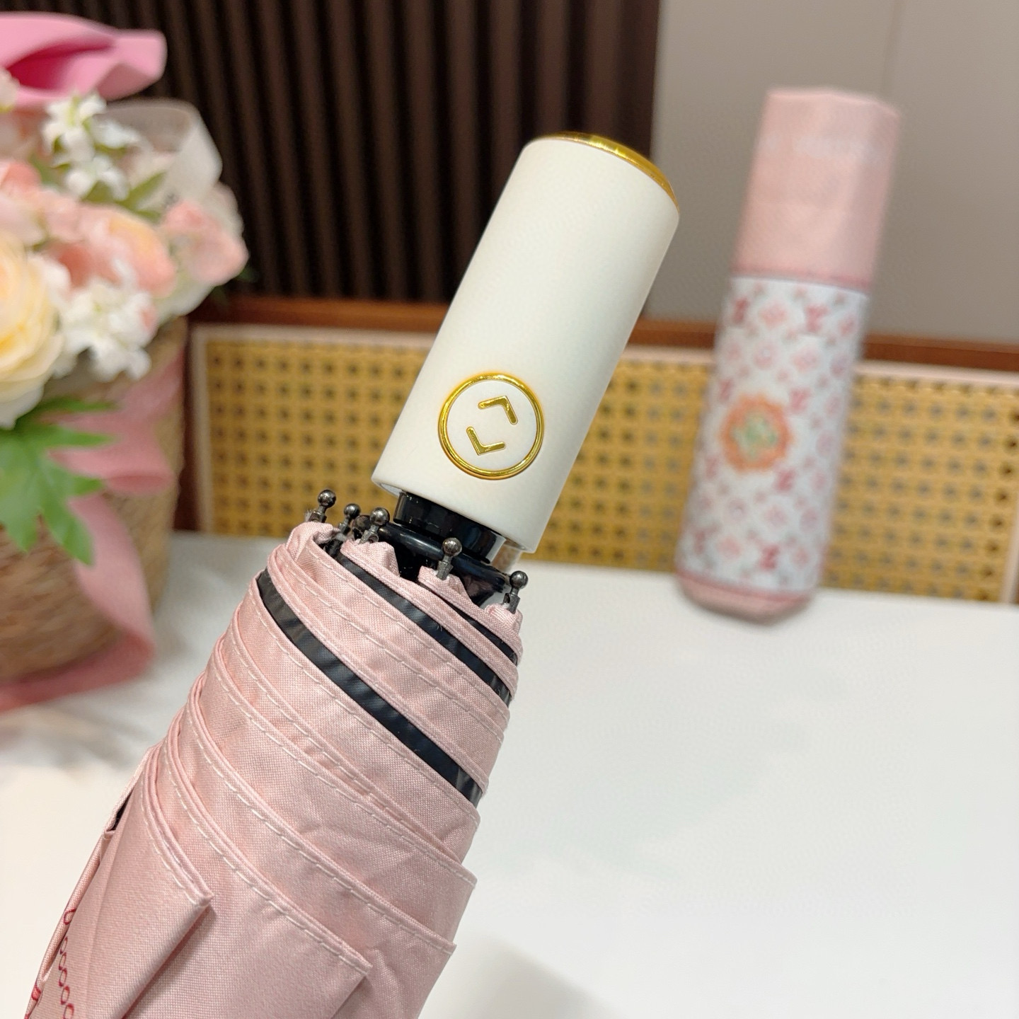  LOUIS VUITTON （路易威登）新款 三折自动折叠晴雨伞 新涂层技术深色伞面 拥有令人惊喜的遮