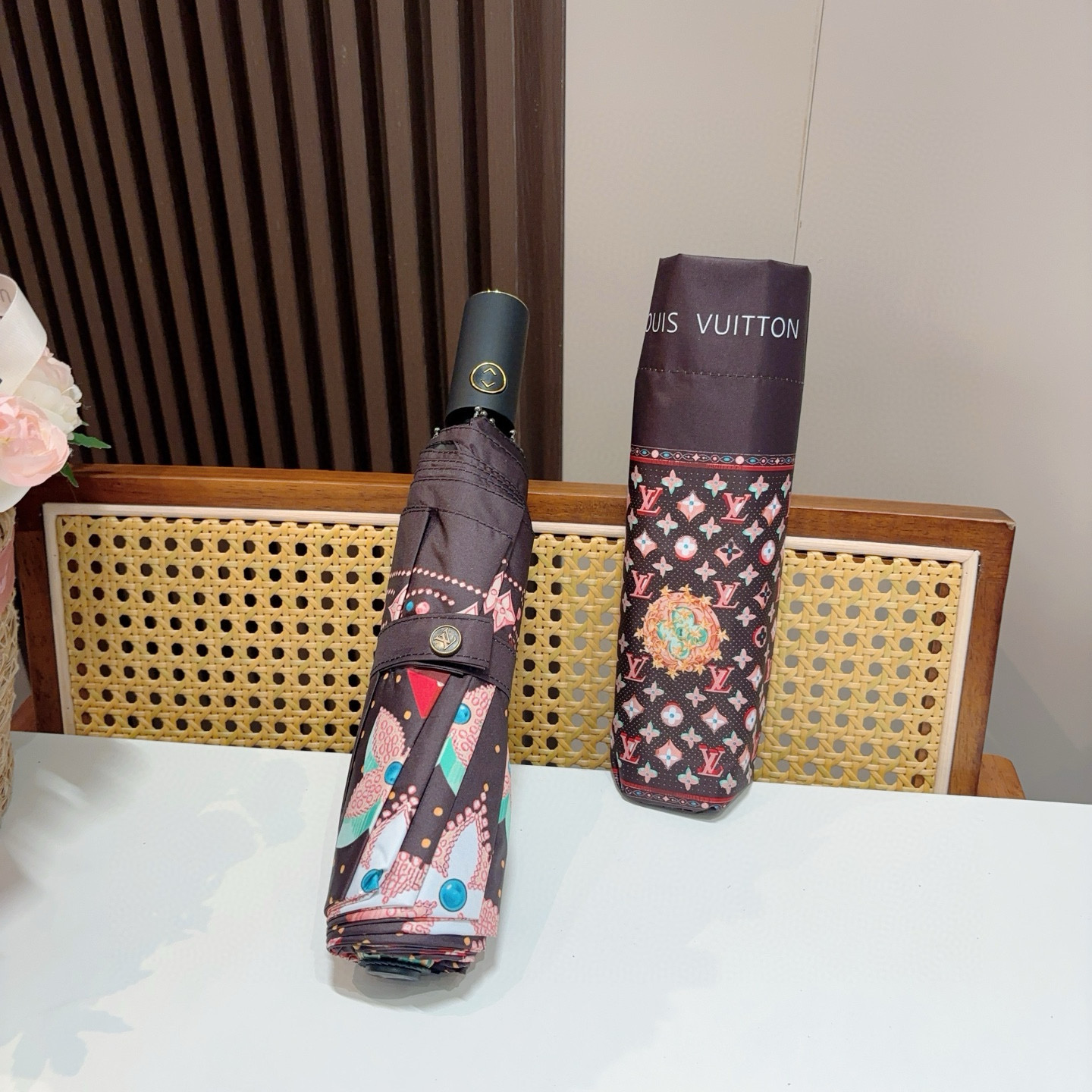  LOUIS VUITTON （路易威登）新款 三折自动折叠晴雨伞 新涂层技术深色伞面 拥有令人惊喜的遮
