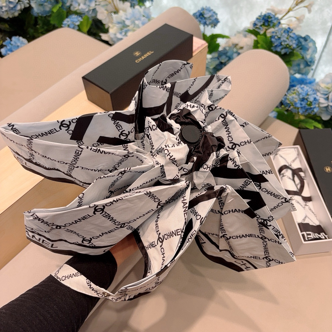  CHANEL（香奈儿）五折手开折叠晴雨伞 集合香奈儿灵魂LOGO为一体的设计风格高雅奢华 带在身上带来