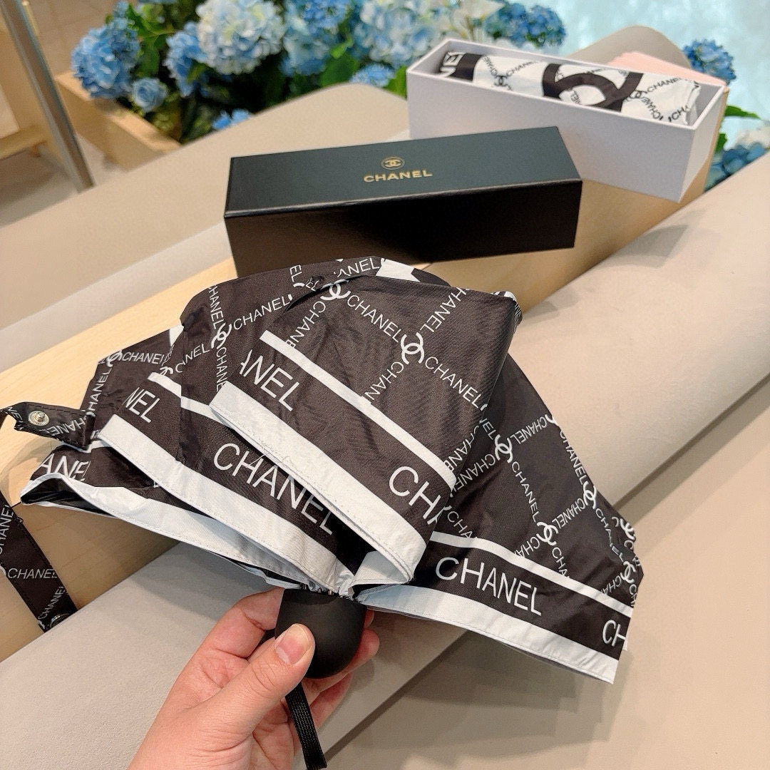  CHANEL（香奈儿）五折手开折叠晴雨伞 集合香奈儿灵魂LOGO为一体的设计风格高雅奢华 带在身上带来