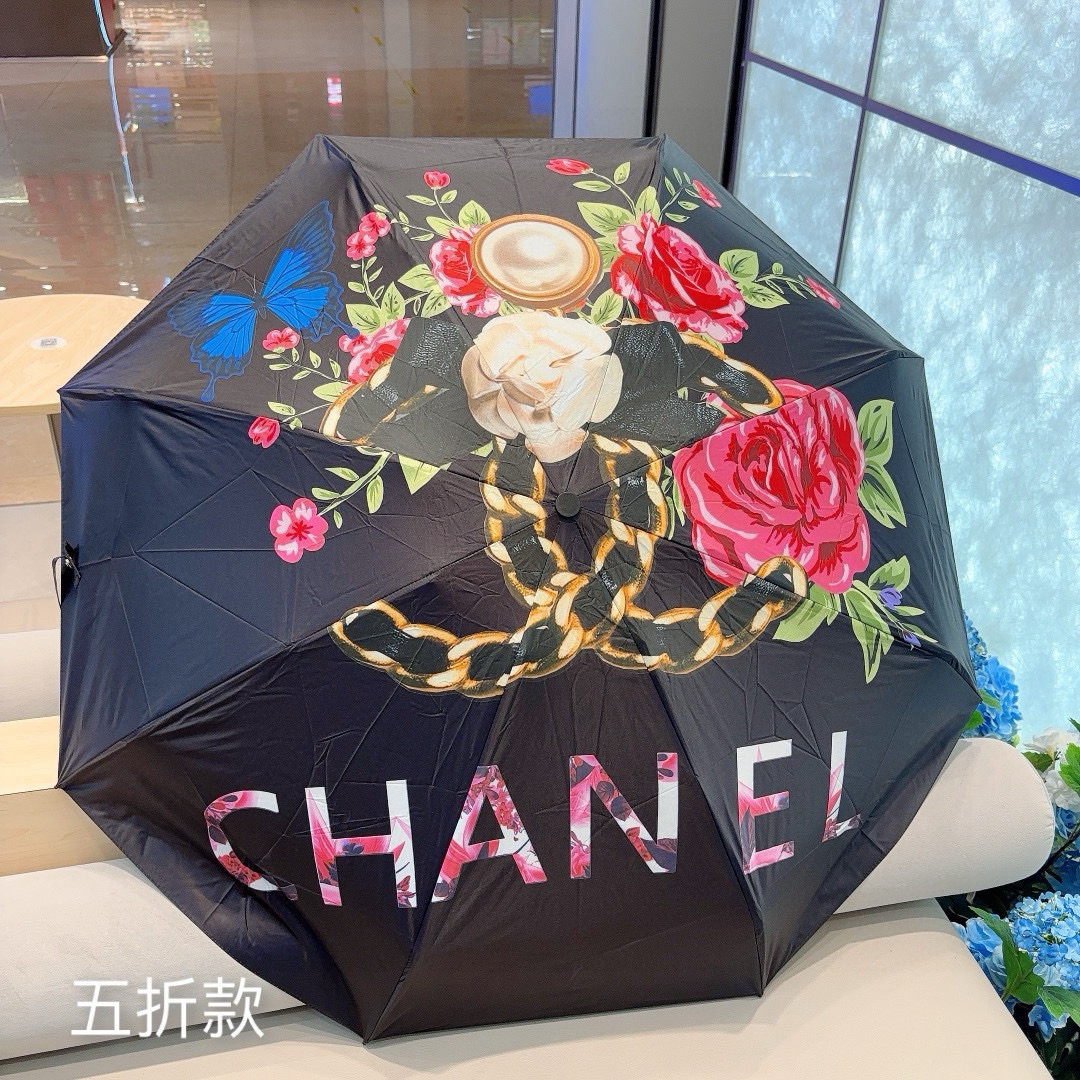  CHANEL（香奈儿）五折手开折叠晴雨伞 集合香奈儿灵魂LOGO为一体的设计风格高雅奢华 带在身上带来