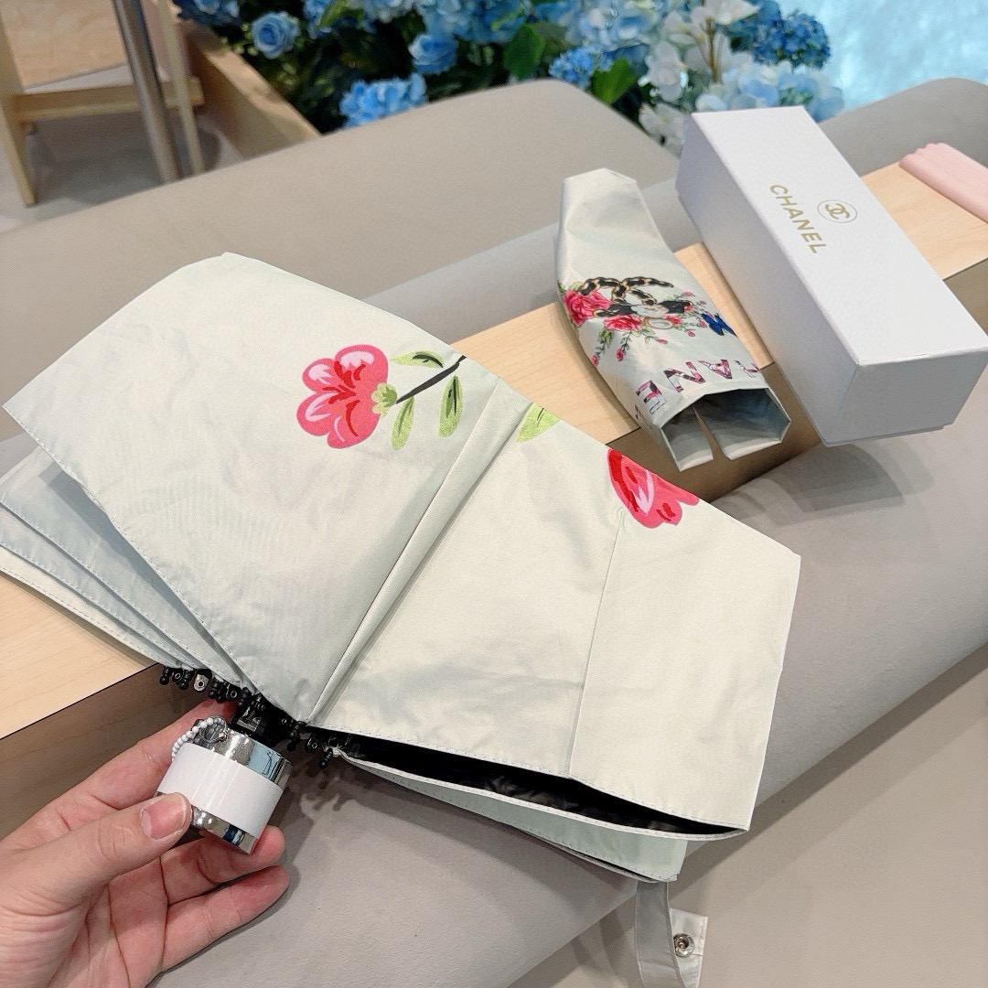  CHANEL（香奈儿）五折手开折叠晴雨伞 集合香奈儿灵魂LOGO为一体的设计风格高雅奢华 带在身上带来