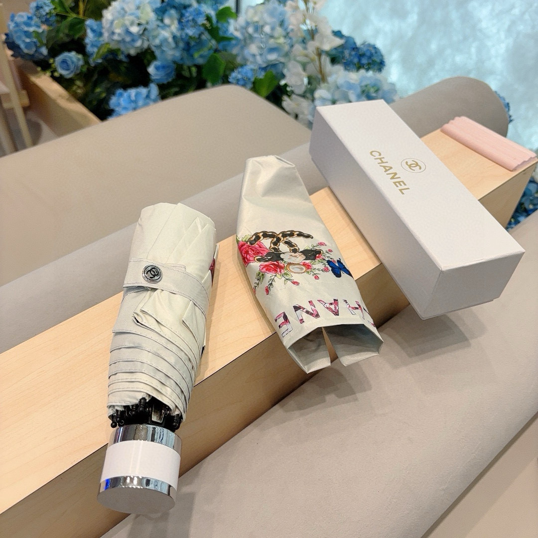  CHANEL（香奈儿）五折手开折叠晴雨伞 集合香奈儿灵魂LOGO为一体的设计风格高雅奢华 带在身上带来