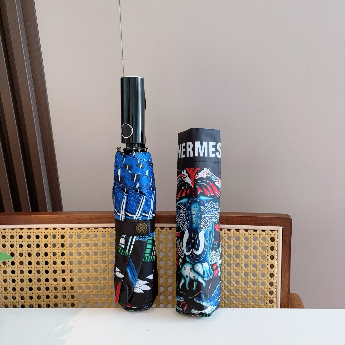 爱马仕（Hermès）   新款 极品H家三折自动伞重磅呈现 以其精湛的工艺技术和源源不断的想像力 新涂