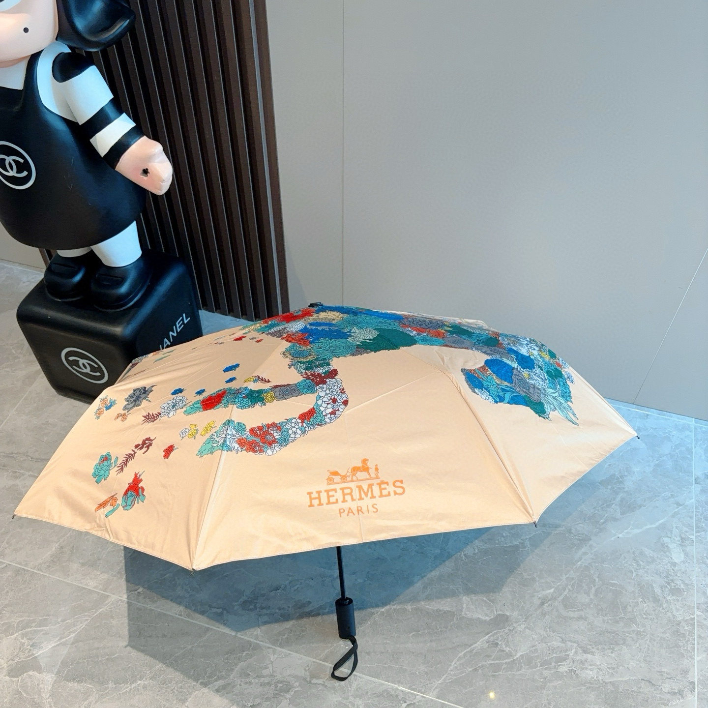 爱马仕（Hermès）   新款 极品H家三折自动伞重磅呈现 以其精湛的工艺技术和源源不断的想像力 新涂
