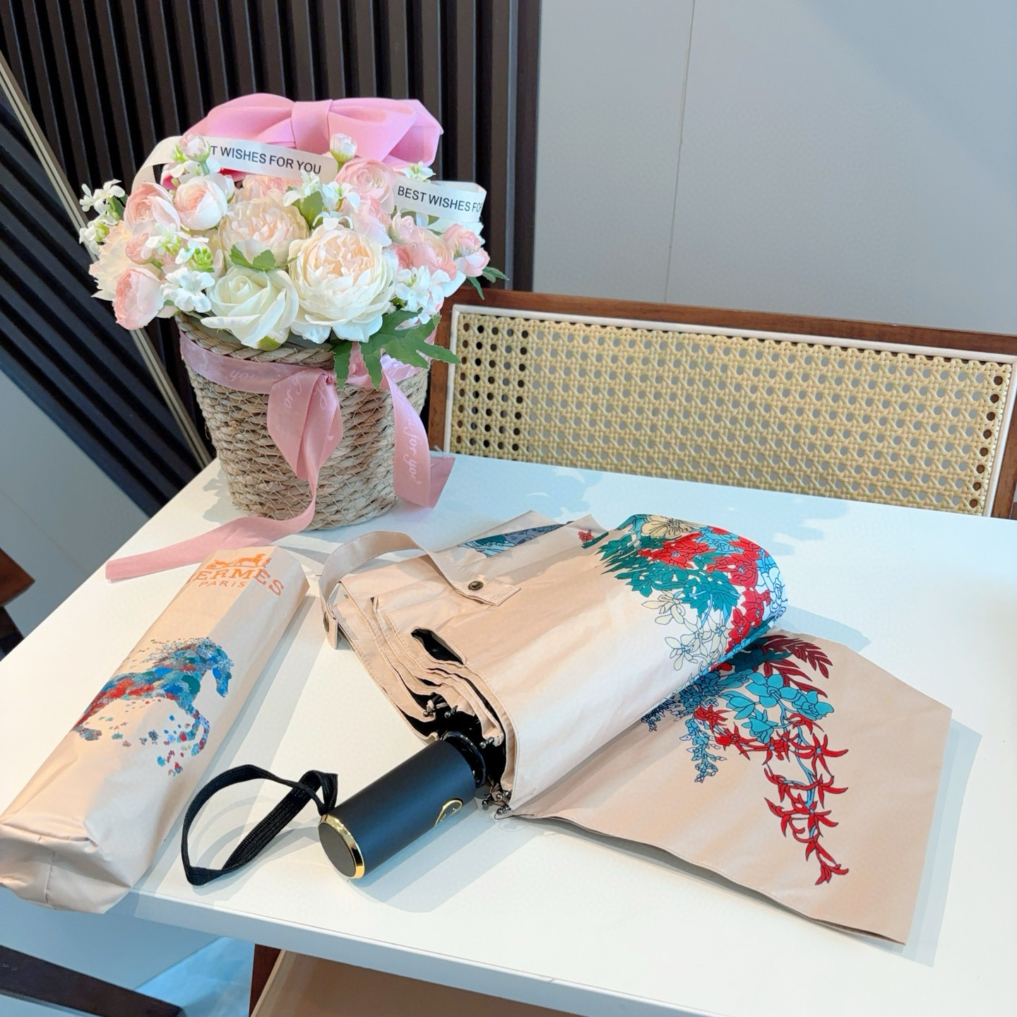 爱马仕（Hermès）   新款 极品H家三折自动伞重磅呈现 以其精湛的工艺技术和源源不断的想像力 新涂