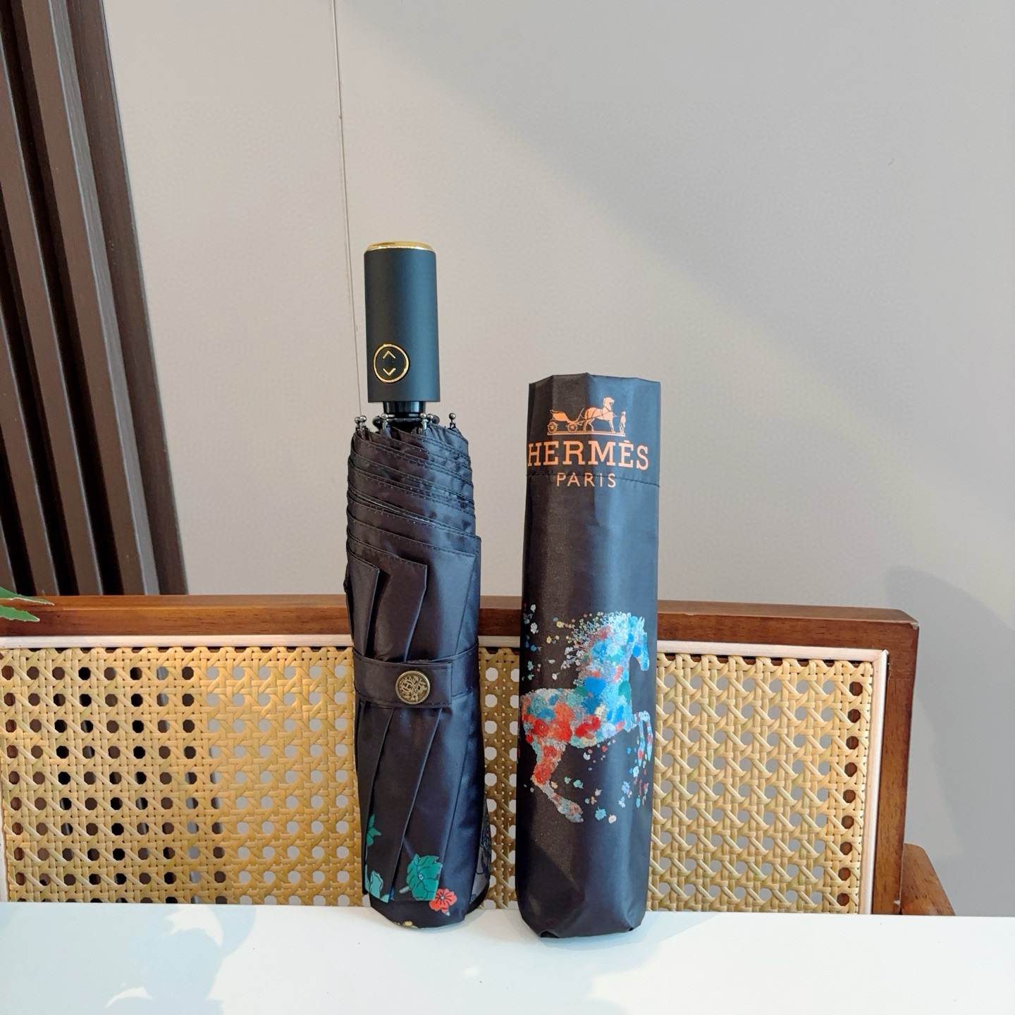 爱马仕（Hermès）   新款 极品H家三折自动伞重磅呈现 以其精湛的工艺技术和源源不断的想像力 新涂