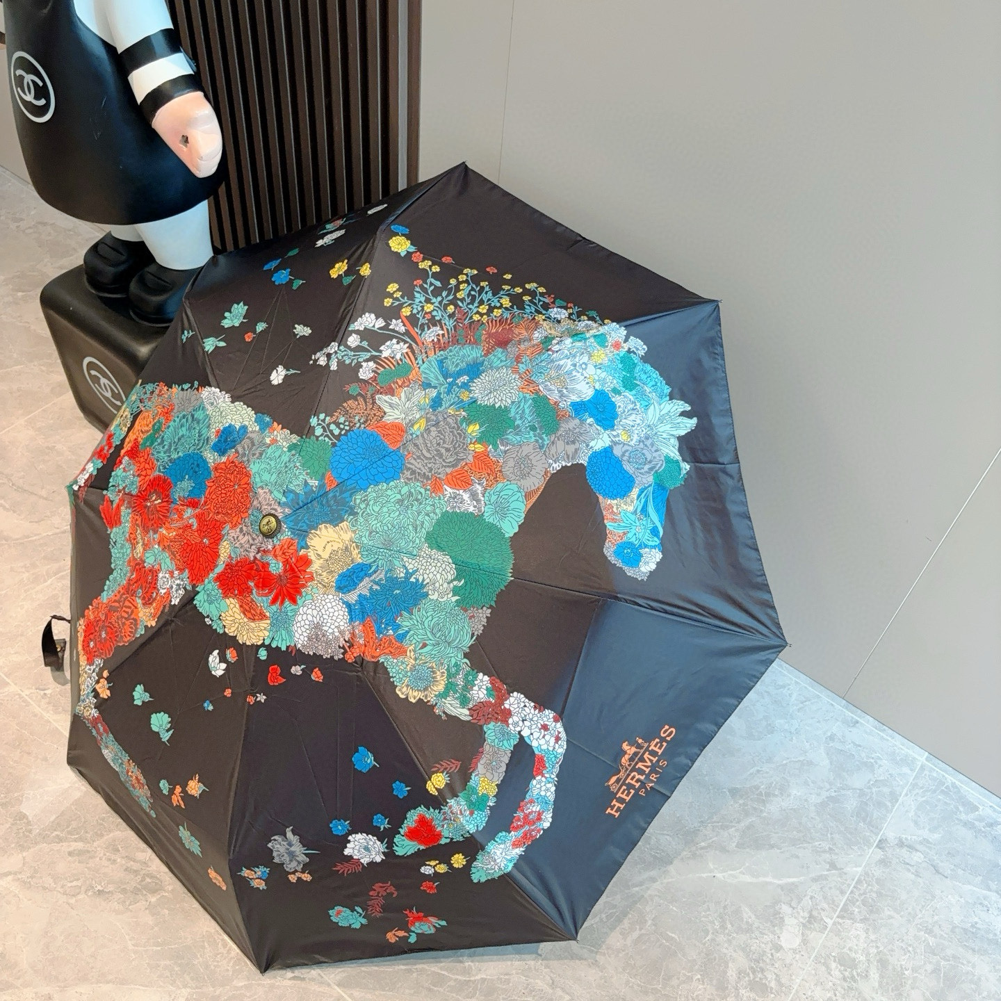 爱马仕（Hermès）   新款 极品H家三折自动伞重磅呈现 以其精湛的工艺技术和源源不断的想像力 新涂
