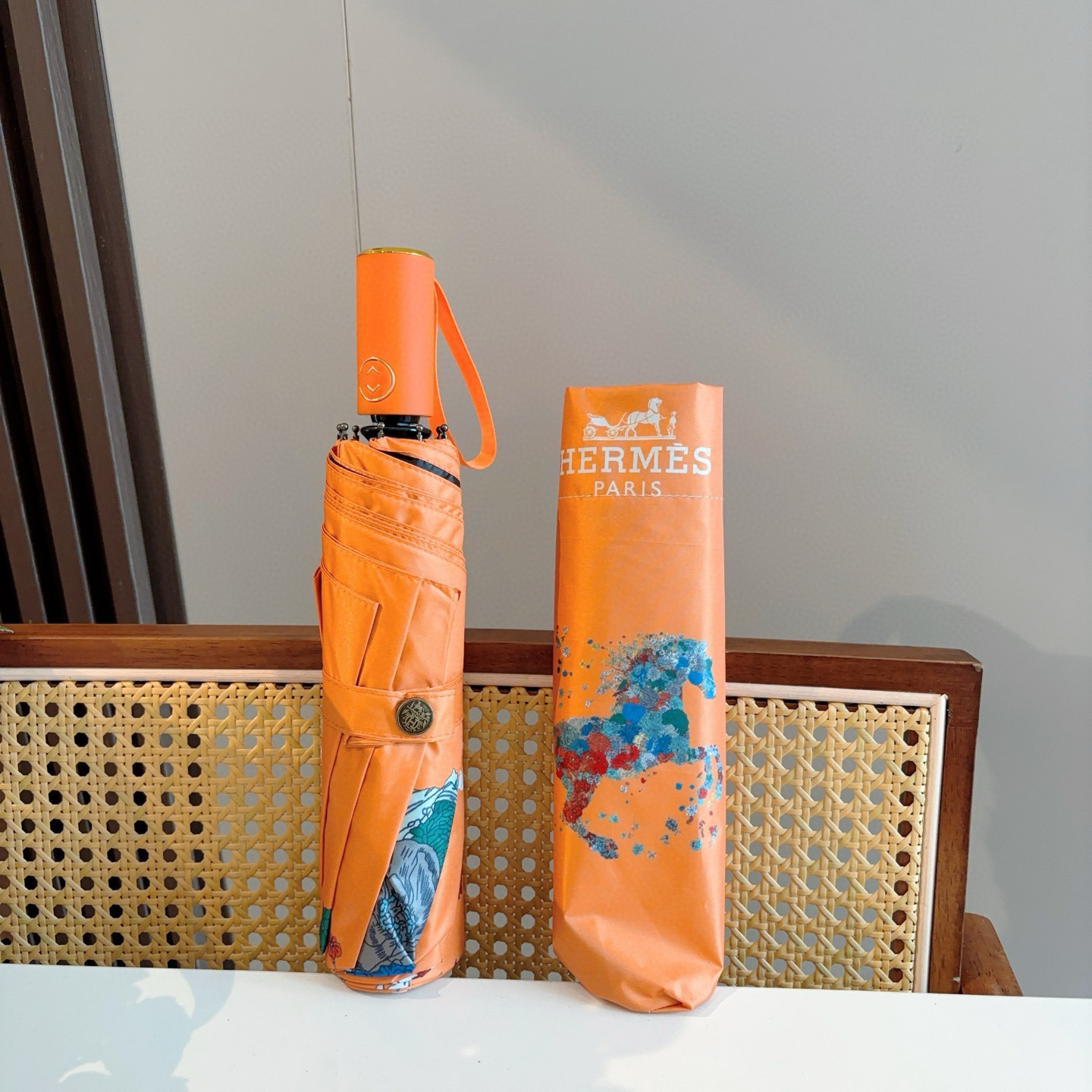 爱马仕（Hermès）   新款 极品H家三折自动伞重磅呈现 以其精湛的工艺技术和源源不断的想像力 新涂