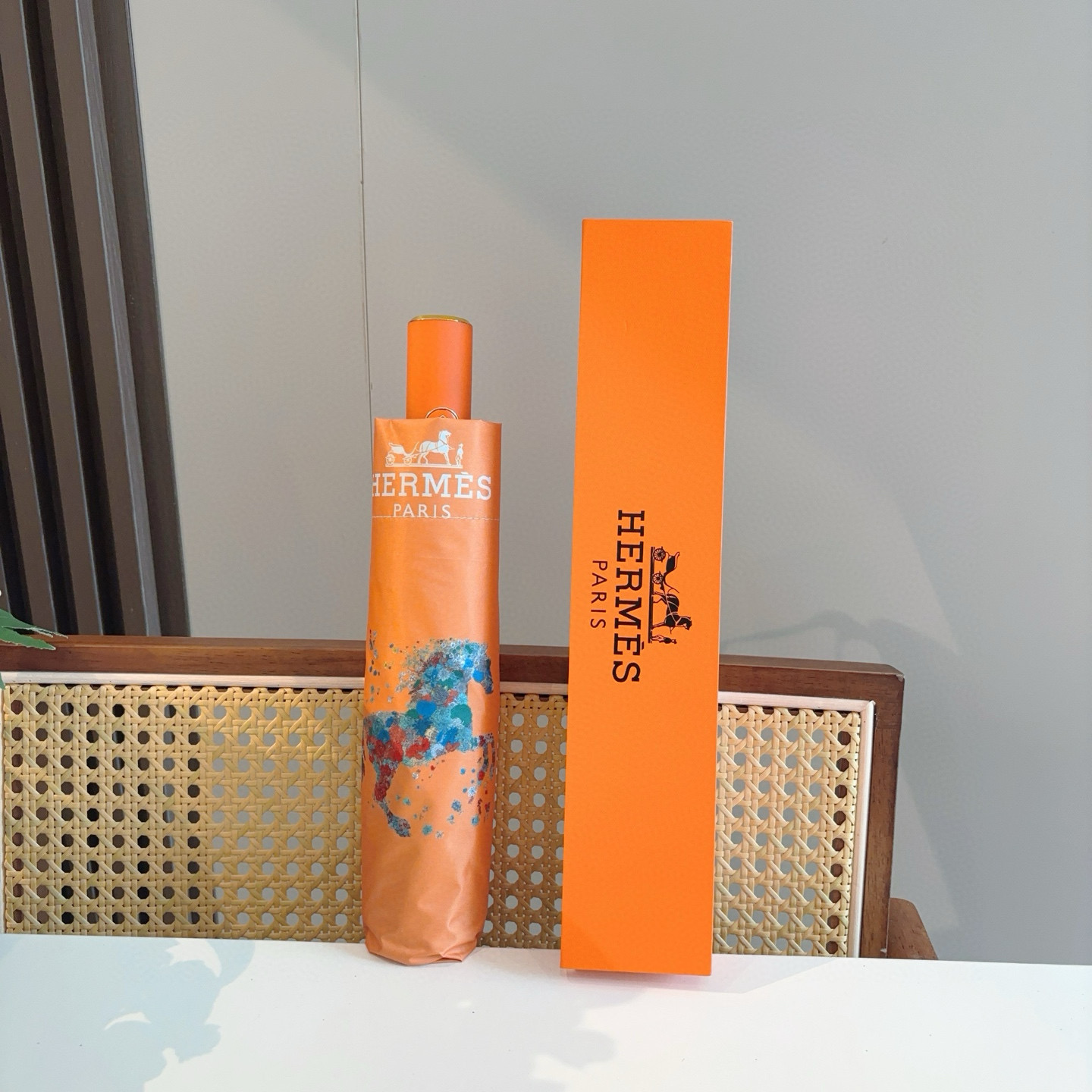 爱马仕（Hermès）   新款 极品H家三折自动伞重磅呈现 以其精湛的工艺技术和源源不断的想像力 新涂