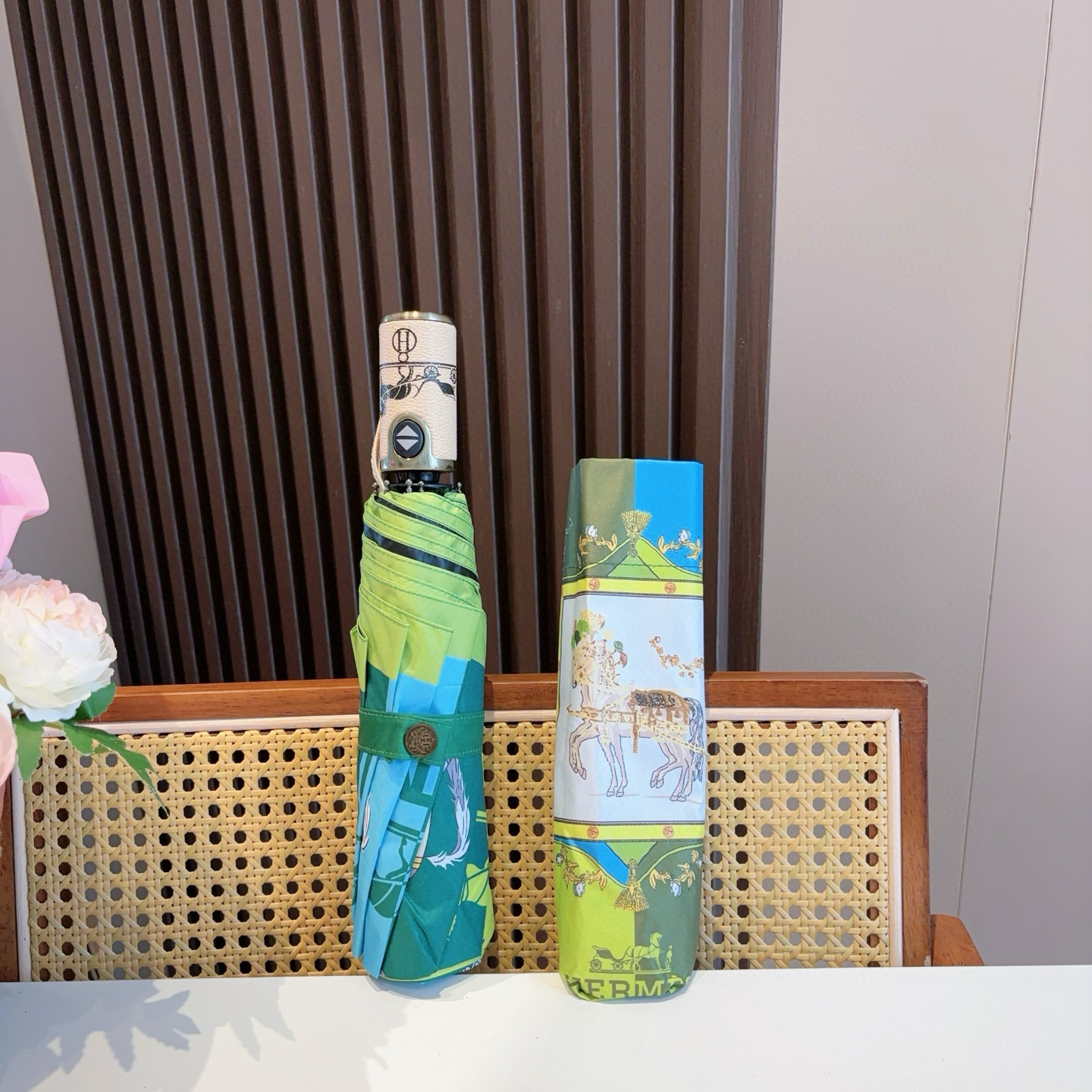 爱马仕（Hermès）   新款 极品H家三折自动伞重磅呈现 以其精湛的工艺技术和源源不断的想像力 新涂