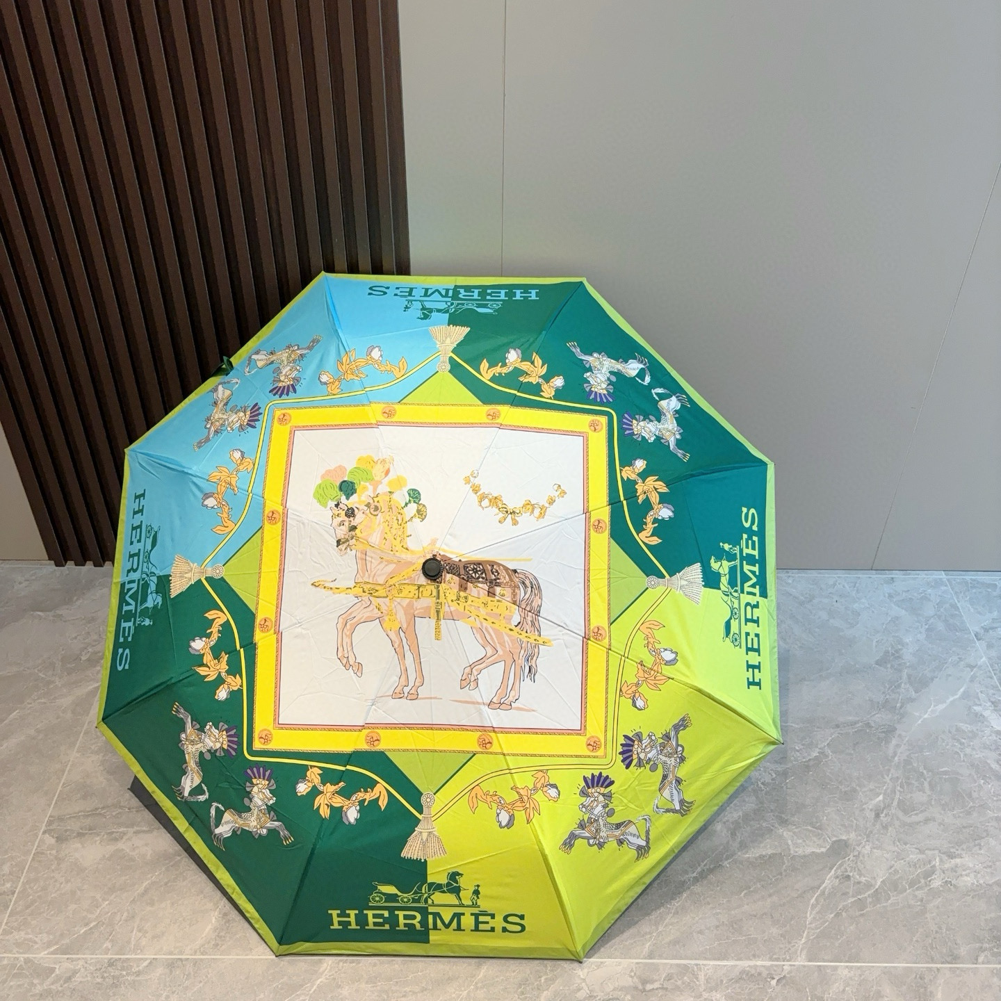 爱马仕（Hermès）   新款 极品H家三折自动伞重磅呈现 以其精湛的工艺技术和源源不断的想像力 新涂
