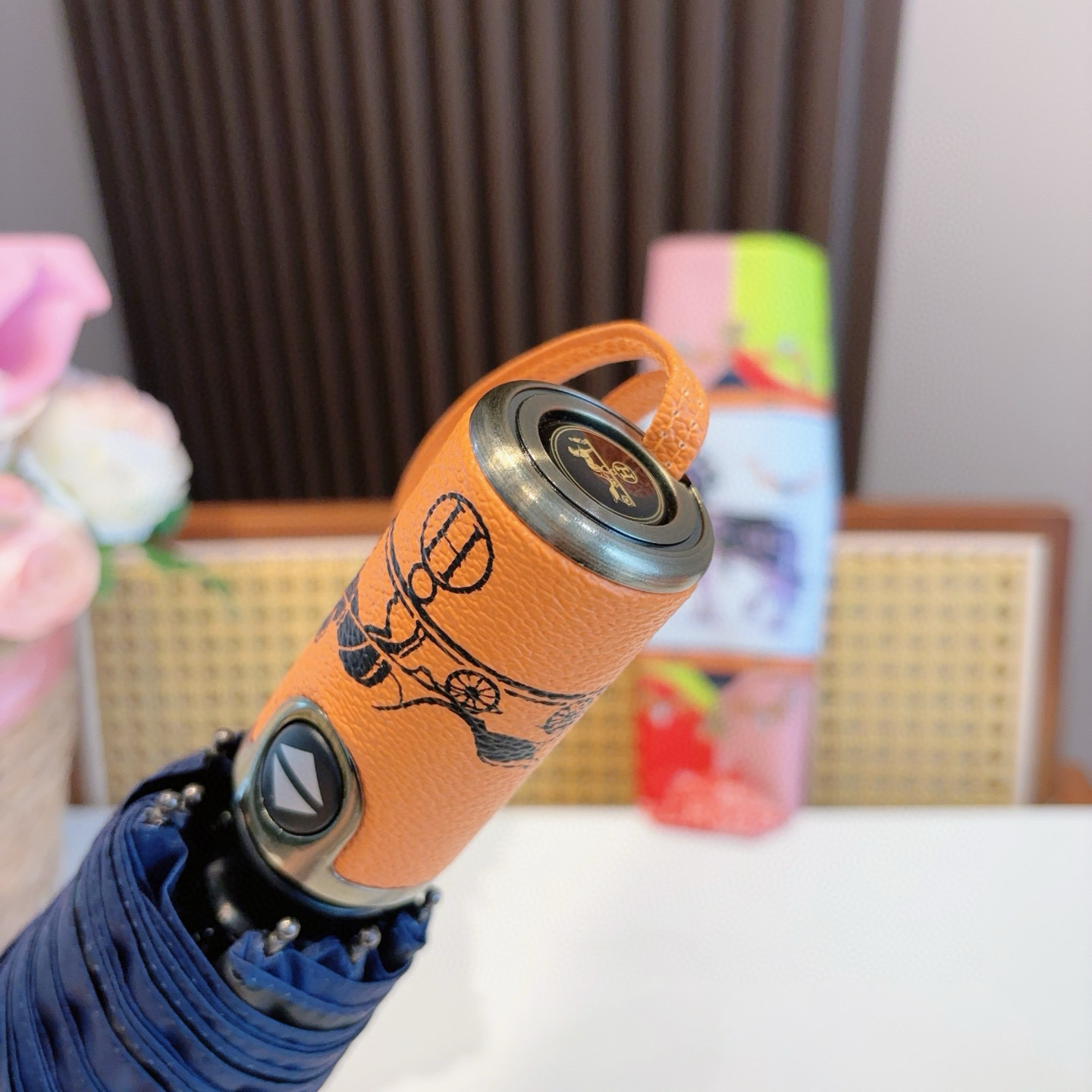 爱马仕（Hermès）   新款 极品H家三折自动伞重磅呈现 以其精湛的工艺技术和源源不断的想像力 新涂