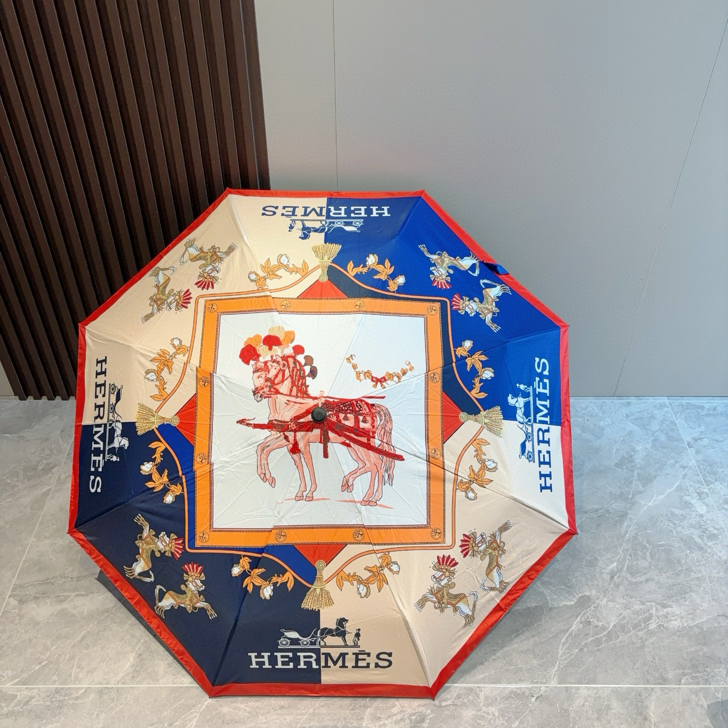 爱马仕（Hermès）   新款 极品H家三折自动伞重磅呈现 以其精湛的工艺技术和源源不断的想像力 新涂