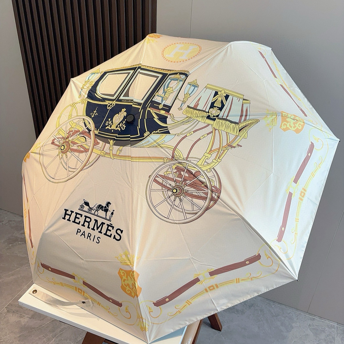 爱马仕（Hermès）   新款 极品H家三折自动伞重磅呈现 以其精湛的工艺技术和源源不断的想像力 新涂