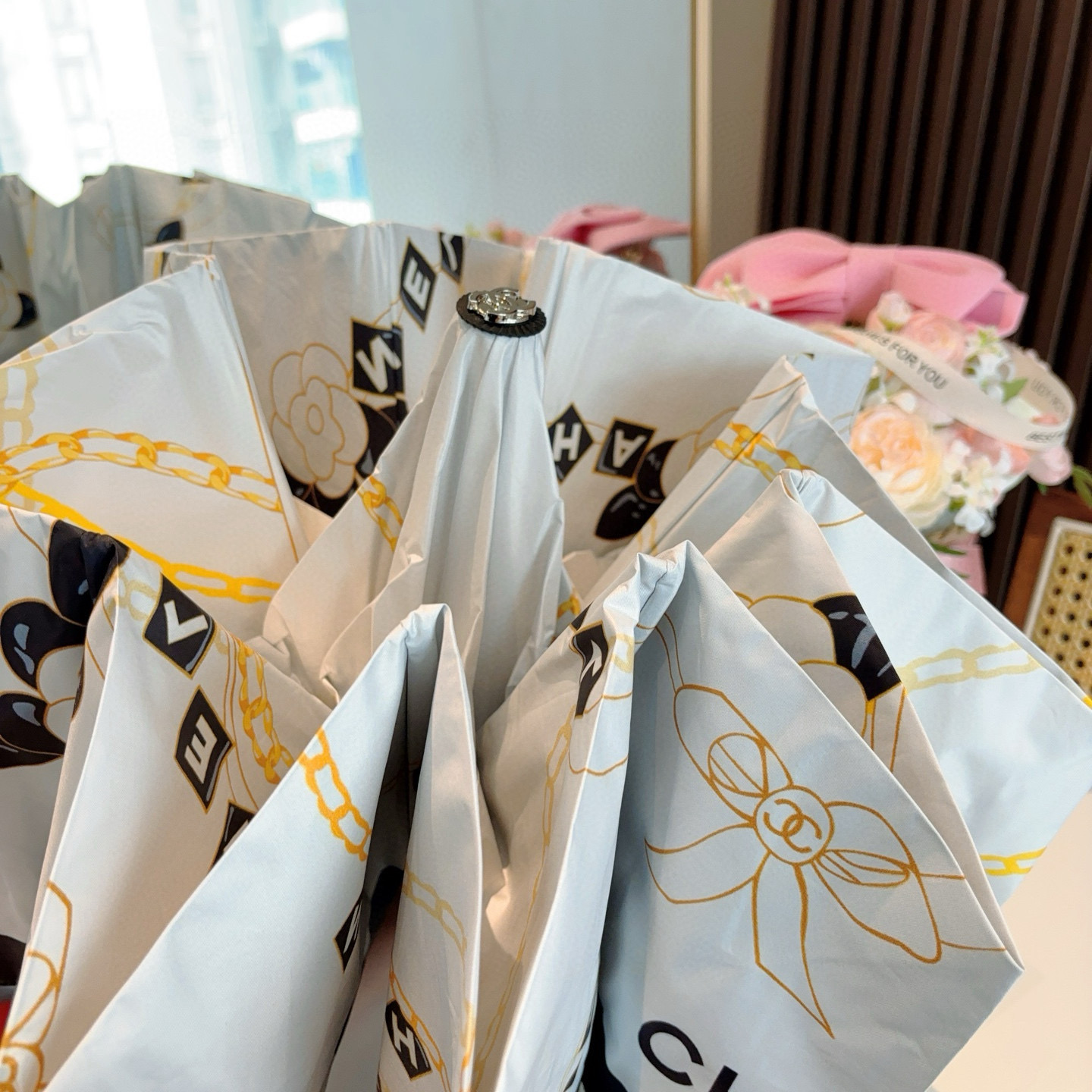  CHANEL（香奈儿） 玫瑰花头手柄 三折自动折叠晴雨伞    阻隔99%直射伞面的紫外线 杜绝夏季晒