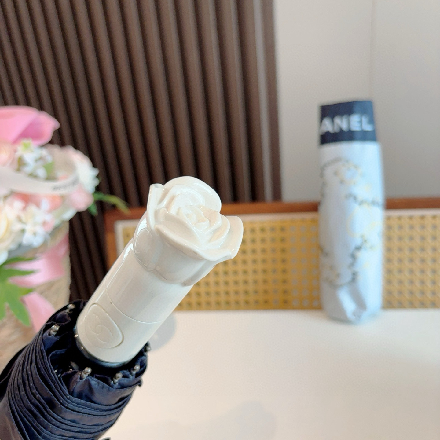  CHANEL（香奈儿） 玫瑰花头手柄 三折自动折叠晴雨伞    阻隔99%直射伞面的紫外线 杜绝夏季晒