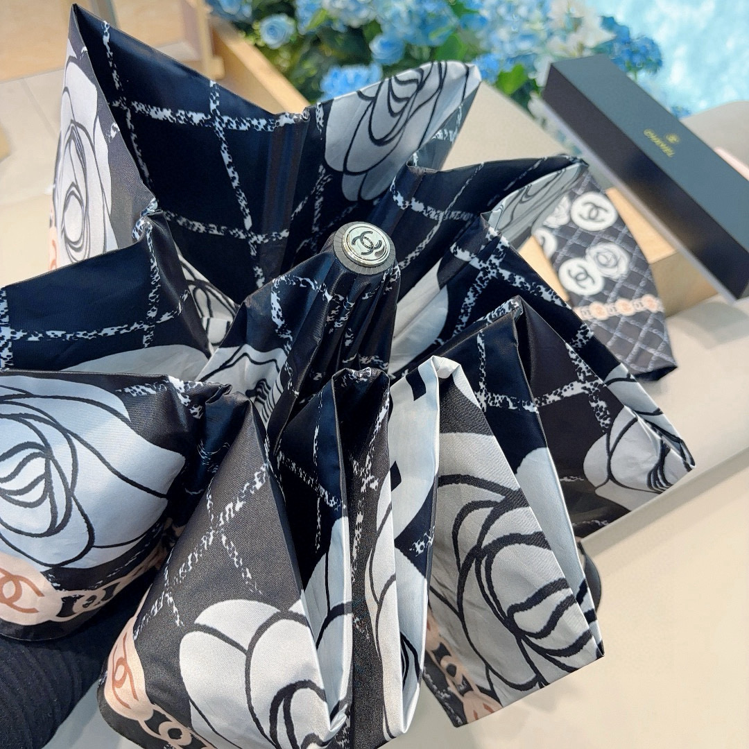  CHANEL（香奈儿）新款 三折自动折叠晴雨伞 做工精细 气质 时尚 炒鸡好看！防紫外线 人手必备 ！