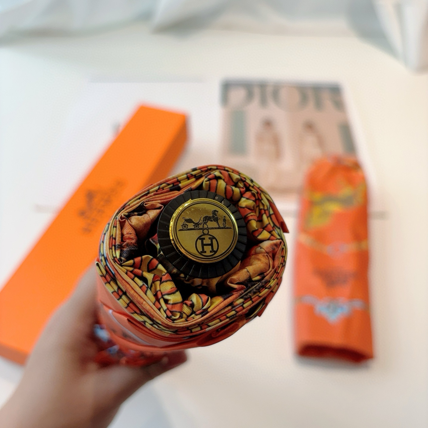     爱马仕（Hermès） 极品H家三折自动伞重磅呈现 以其精湛的工艺技术和源源不断的想像力 新涂层