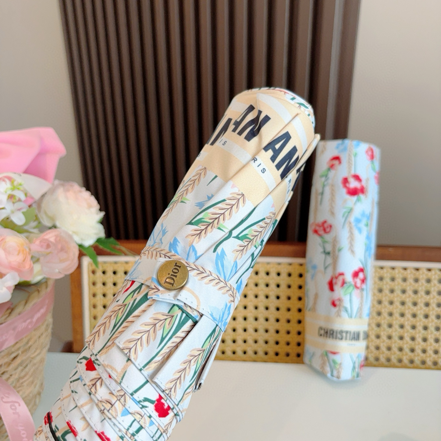  DIOR（迪奥）三折自动折叠晴雨伞  时尚原单代工品质 细节精致 看得见的品质 打破一成不变 色泽纯正