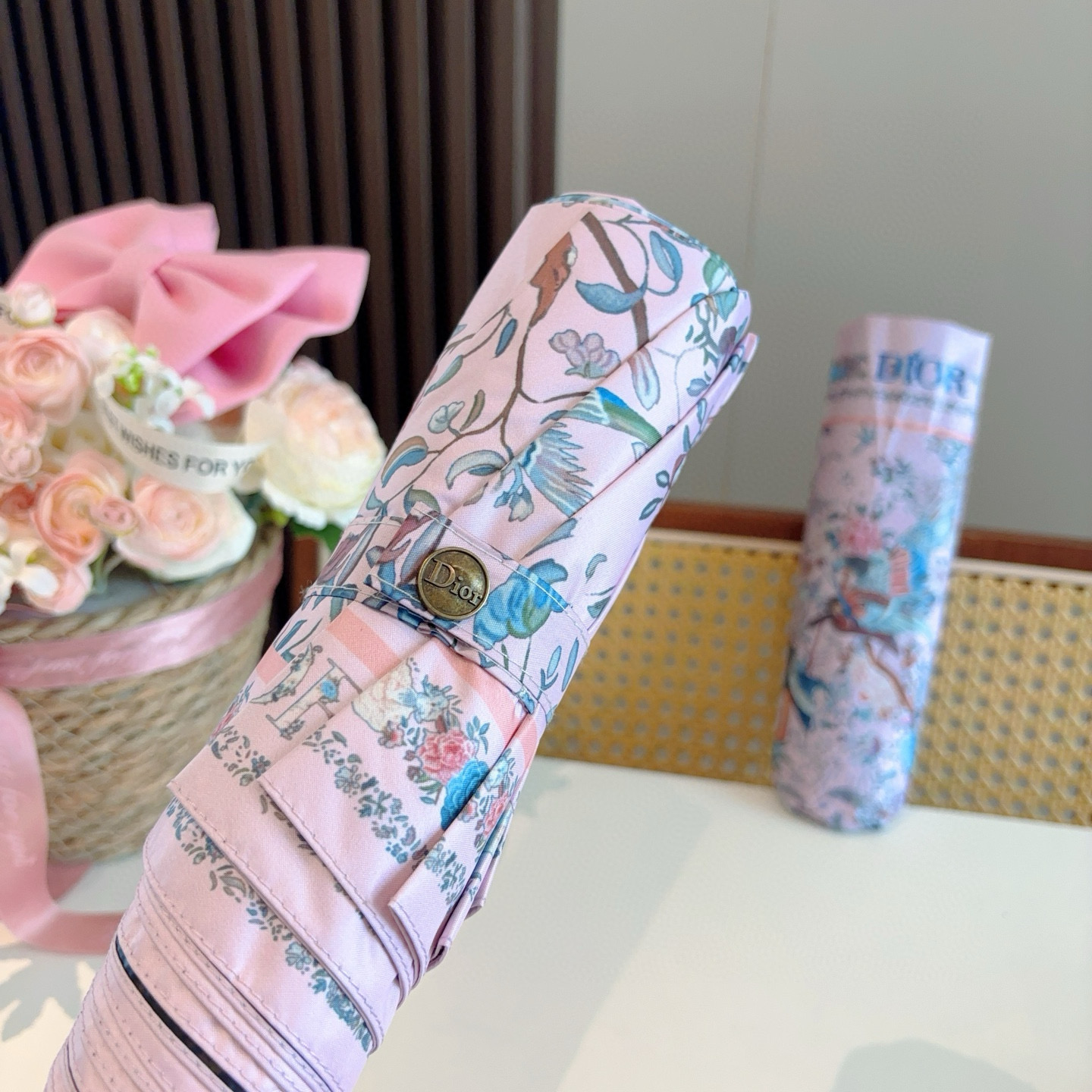  DIOR （迪奥） 五折手开折叠伞 超轻口袋 仅18cm  热卖款 时尚指数爆表 无论晴天雨天使用都相