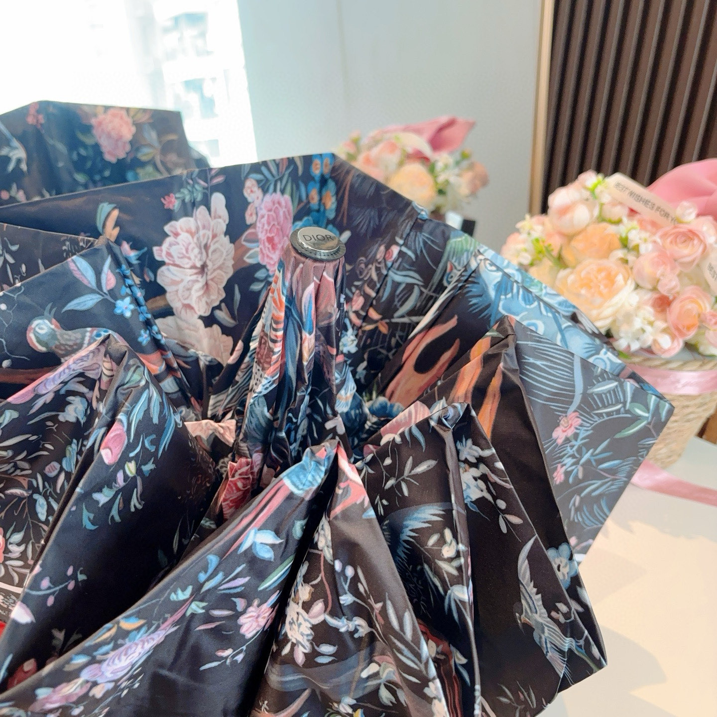  DIOR （迪奥） 五折手开折叠伞 超轻口袋 仅18cm  热卖款 时尚指数爆表 无论晴天雨天使用都相