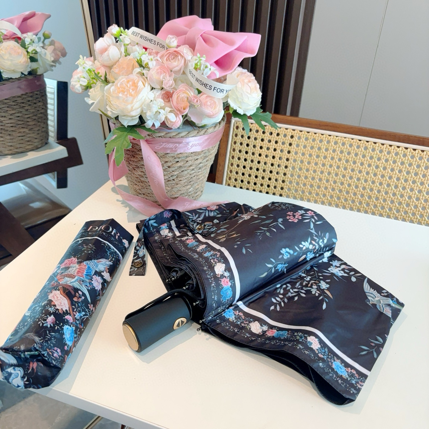  DIOR （迪奥） 五折手开折叠伞 超轻口袋 仅18cm  热卖款 时尚指数爆表 无论晴天雨天使用都相