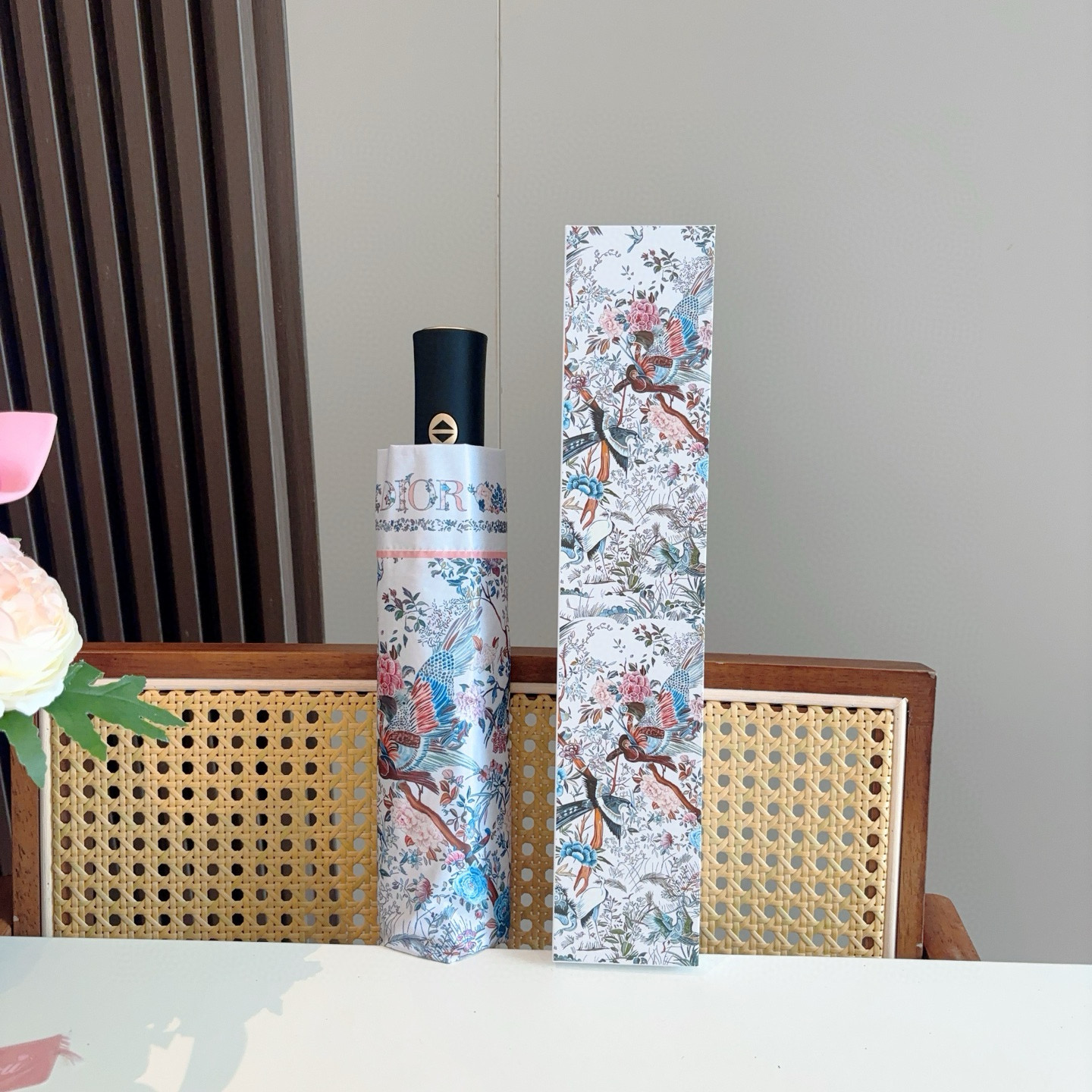  DIOR （迪奥） 五折手开折叠伞 超轻口袋 仅18cm  热卖款 时尚指数爆表 无论晴天雨天使用都相