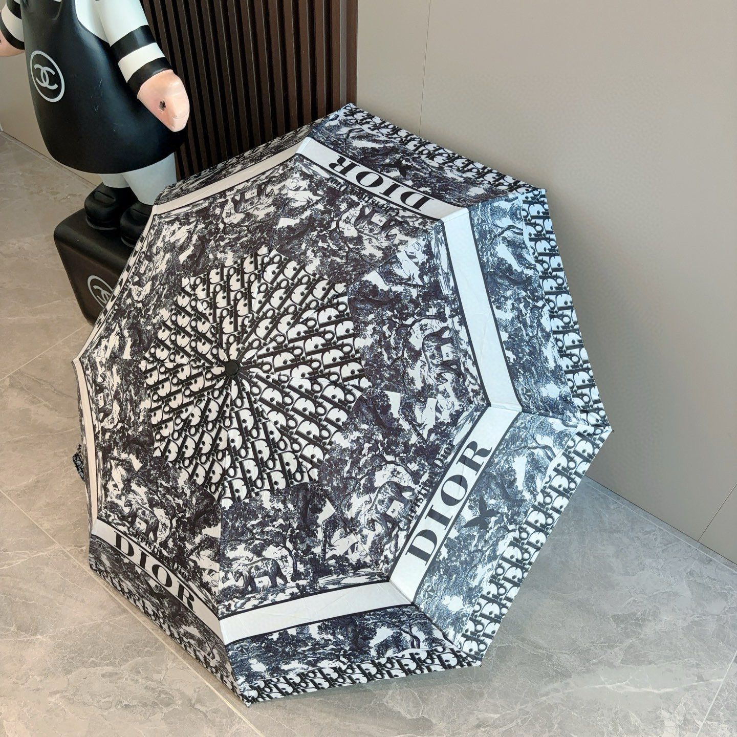  DIOR （迪奥） 五折手开折叠伞 超轻口袋 仅18cm  热卖款 时尚指数爆表 无论晴天雨天使用都相