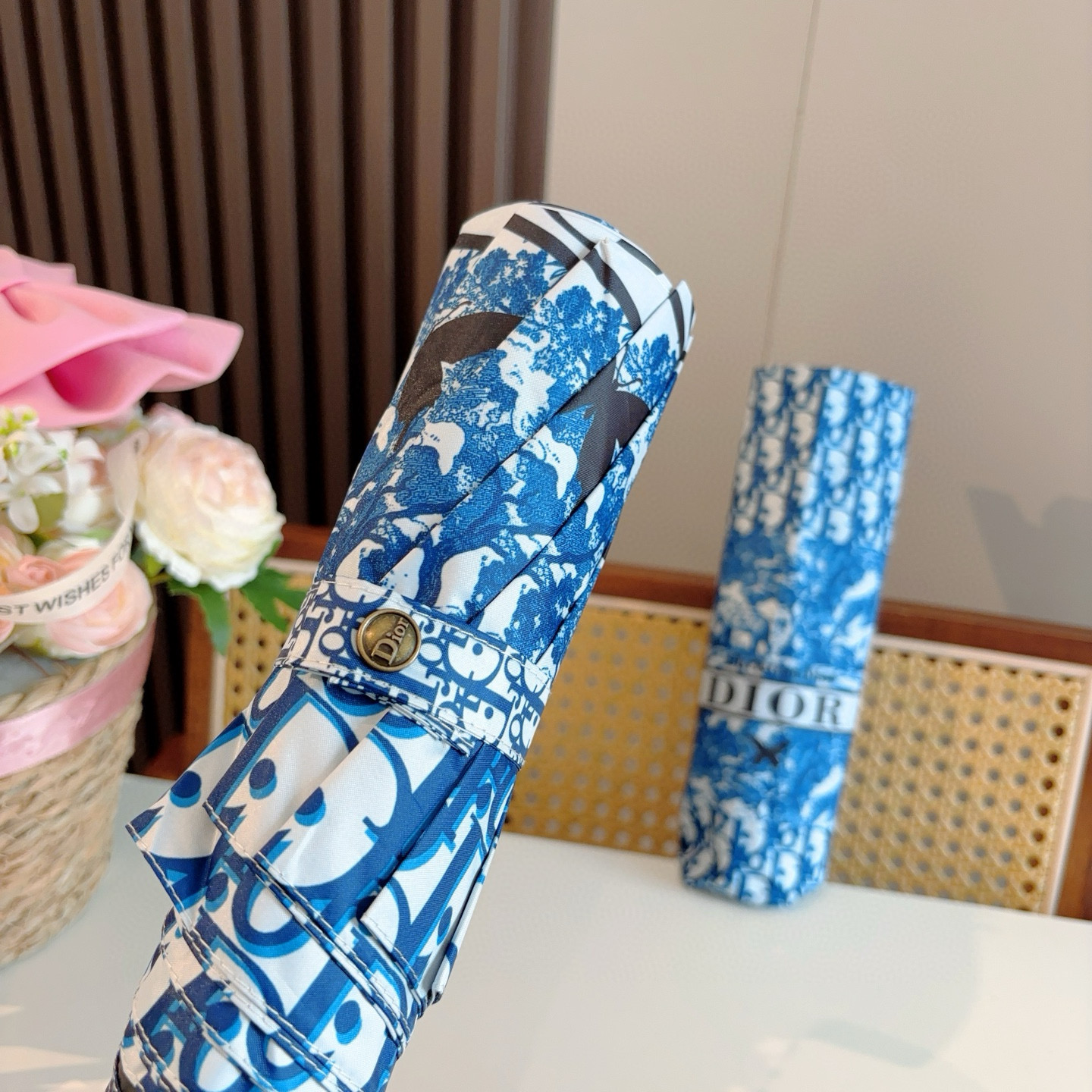  DIOR （迪奥） 五折手开折叠伞 超轻口袋 仅18cm  热卖款 时尚指数爆表 无论晴天雨天使用都相