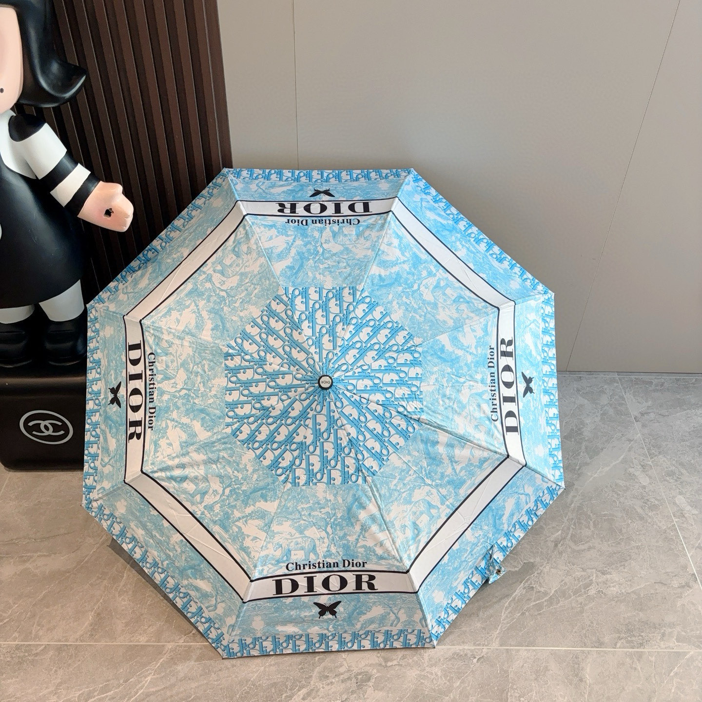  DIOR （迪奥） 五折手开折叠伞 超轻口袋 仅18cm  热卖款 时尚指数爆表 无论晴天雨天使用都相