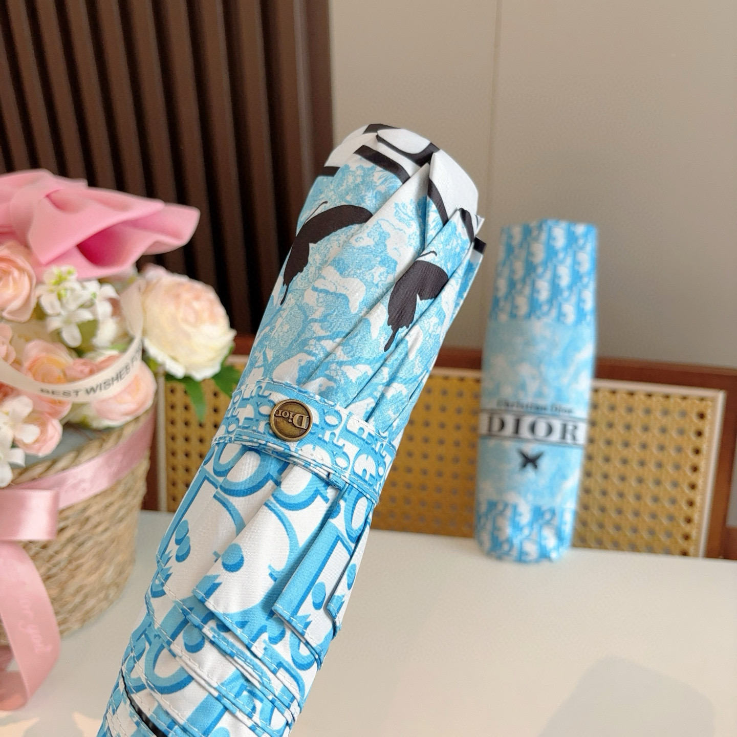  DIOR （迪奥） 五折手开折叠伞 超轻口袋 仅18cm  热卖款 时尚指数爆表 无论晴天雨天使用都相