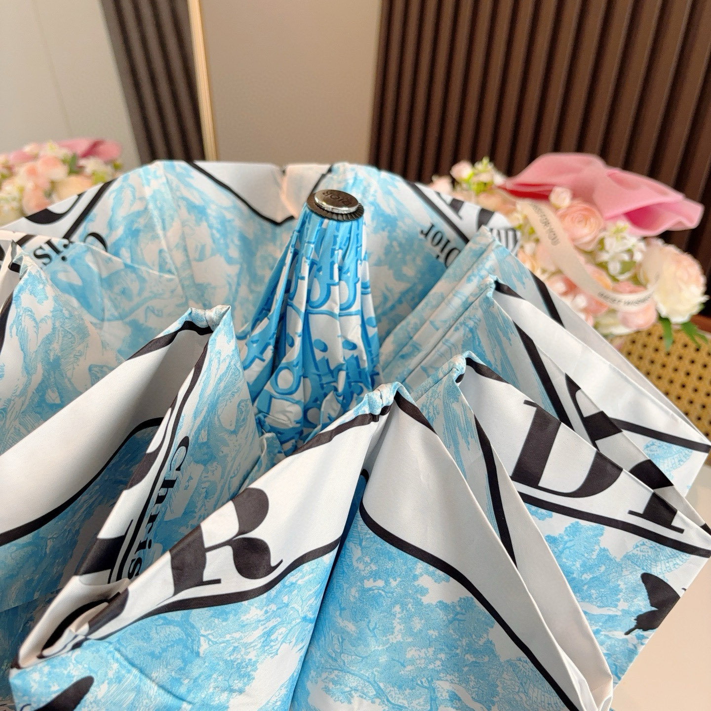  DIOR （迪奥） 五折手开折叠伞 超轻口袋 仅18cm  热卖款 时尚指数爆表 无论晴天雨天使用都相