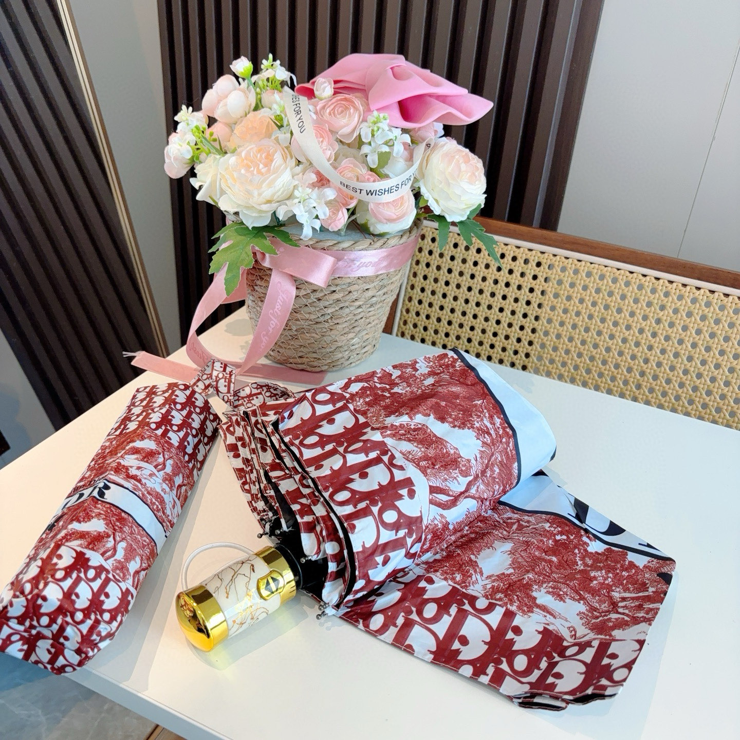  DIOR （迪奥） 五折手开折叠伞 超轻口袋 仅18cm  热卖款 时尚指数爆表 无论晴天雨天使用都相